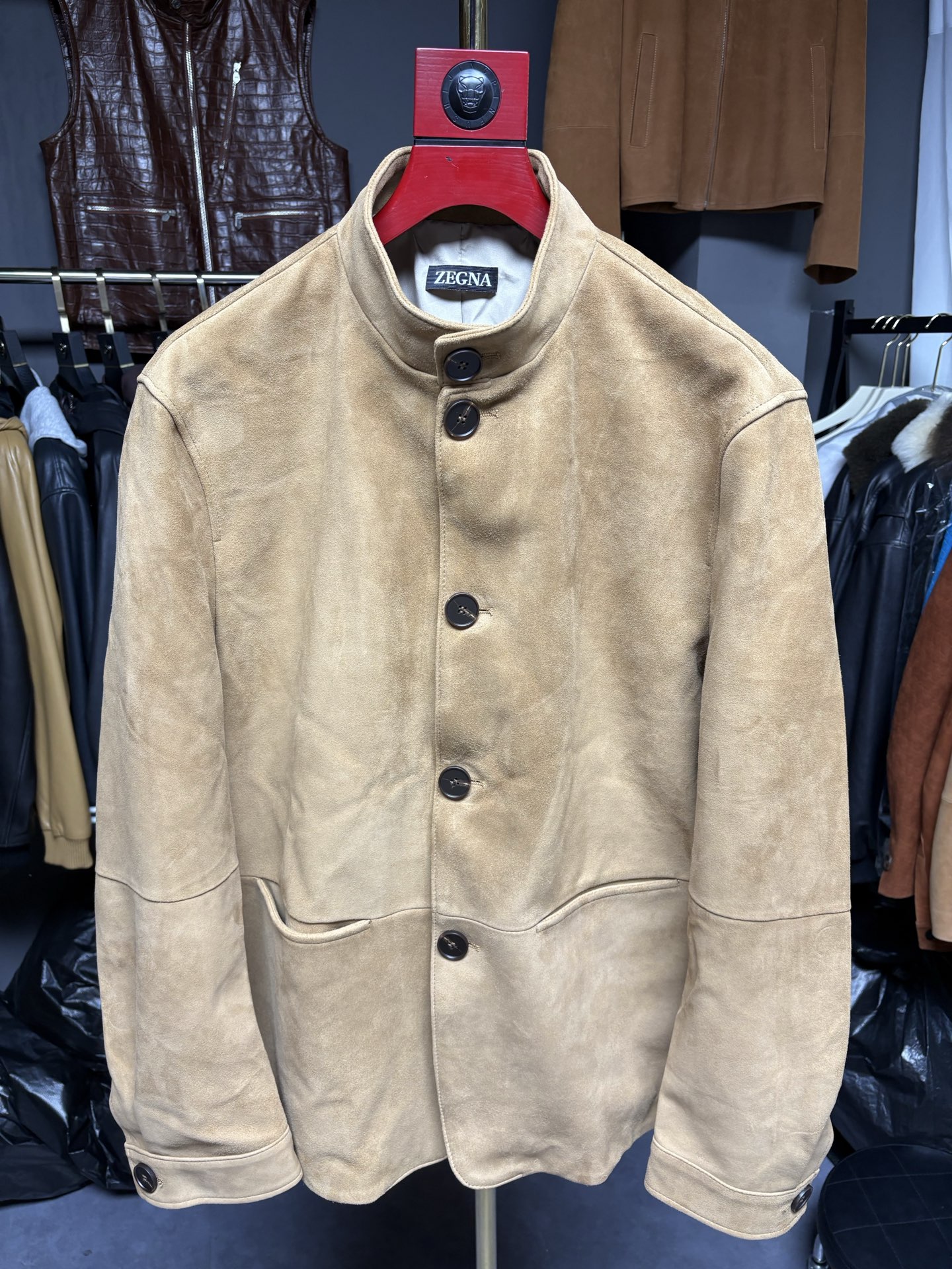 NO:890918,2026 Autumn and Winter Hong Kong Harbor City Counter Synchronizes Zegna - The counter's latest hot suede suede leather jacket is shipped, a hot-selling item in European and American counters!  Selected high-quality sheep leather imported from New Zealand with a three-dimensional slim fit, simple and elegant, low-key yet elegant, absolutely suitable for you with taste. Welcome to compare at the counter and reproduce one to one. Code number 48--58 Code:, men's clothing, zegna, leather jacket, sheepskin,198609092026秋冬香港海港城专柜同步杰尼亚-专柜最新爆款中山装反绒皮衣出货 欧美专柜热销单品！精选新西兰进口上等绵羊皮料搭配立体修身版型,简约大方 低调不失雅致 绝对适合有品味的您.欢迎专柜对比,一比一复刻. 码数48—-58编码:,男装,zegna,leather jacket,sheepskin,,Women's clothing