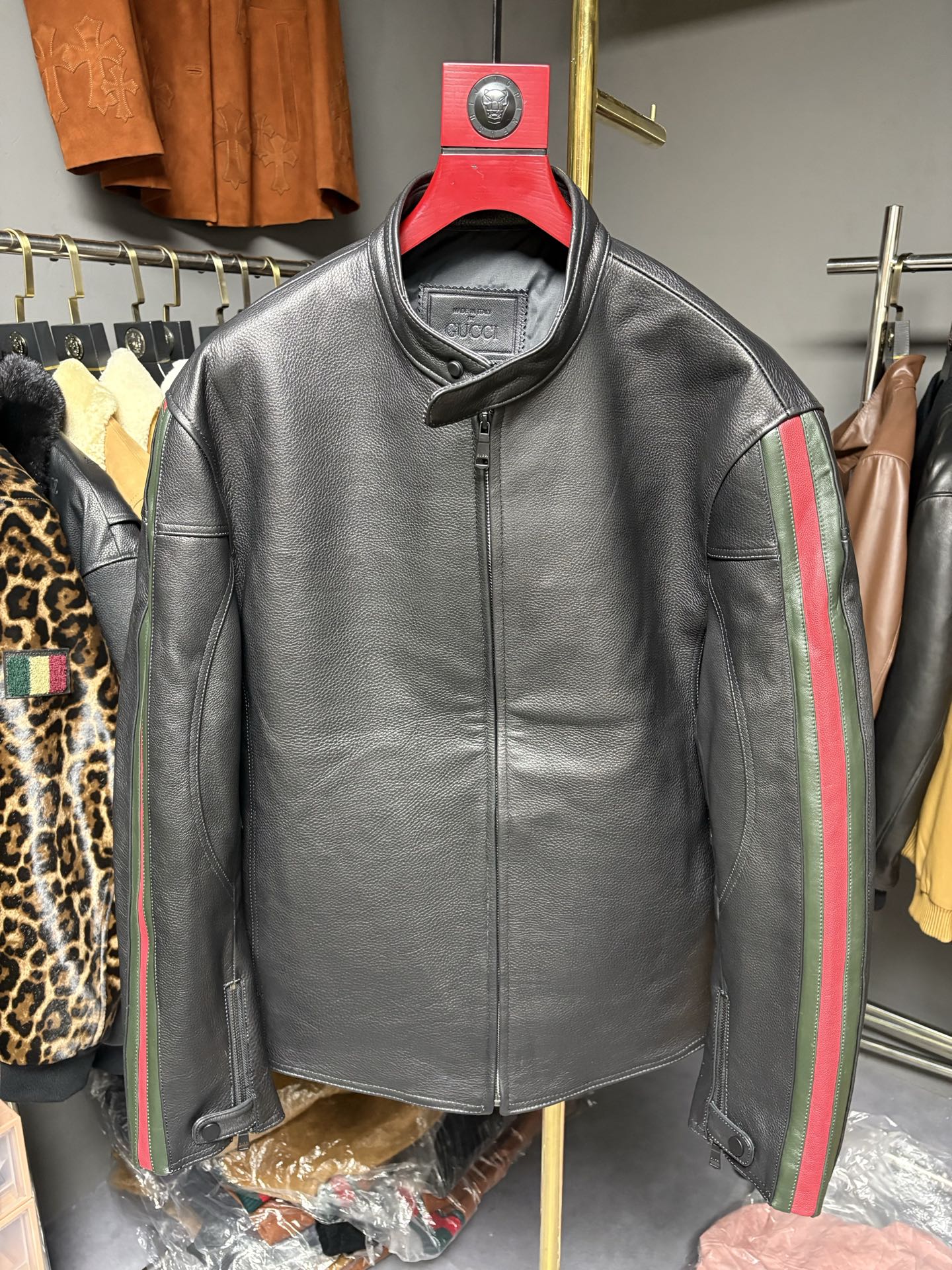 NO:890924,Hong Kong counter Gucci 2026 autumn and winter new catwalk style leather jackets are worn by many celebrities. Imported cowhide reverse leather flows out through special channels. Genuine leather original LOGO hardware. The upper body effect is slim and fashionable. The version is super correct. Good products from regular manufacturers. There is nothing to be picky about!  Code number 46-58 coding: special leather, Gucci-clothing, gucci, leather jacket, cowhide,19860909香港专柜古奇 2026秋冬新品走秀款皮衣超多明星有穿过 特殊渠道流出进口牛皮反皮 真皮原版LOGO五金 上身效果修身时尚版型超级正.正规大厂出来的好货.没有任何可以挑剔的地方！码数46—58编码:特殊皮料,古驰-服装,gucci,leather jacket,cowhide,,Women's clothing