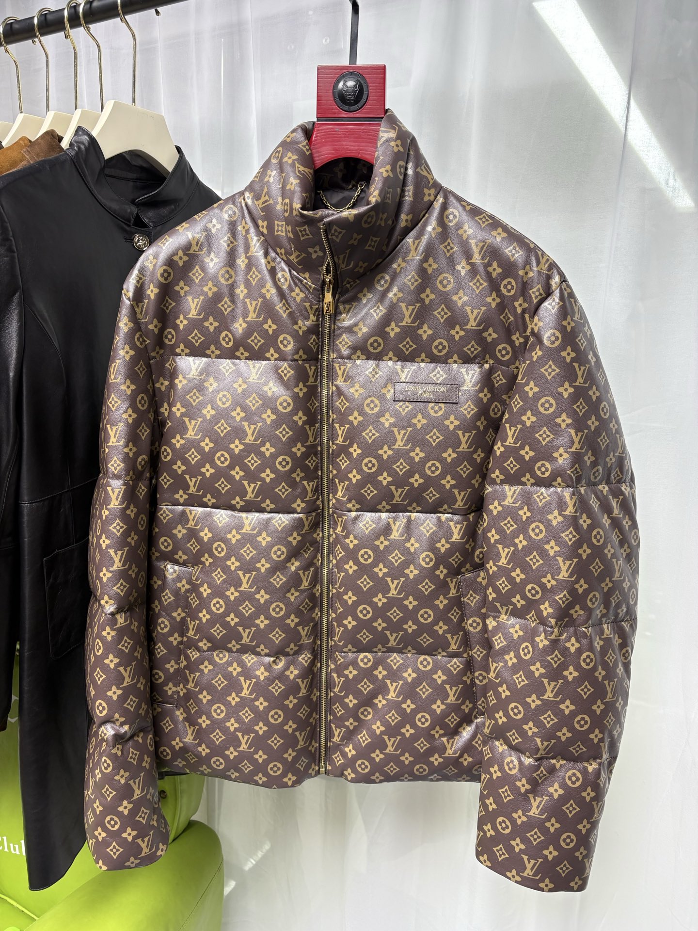 NO:944922,Hong Kong counter synchronization LV  Louis Vuitton's 2025 Autumn and Winter Men's Cowhide Down Jacket is a new chapter in the era of classics and luxurious warmth. When century-old elegance genes meet autumn and winter pragmatism, Louis Vuitton's new 2025 Autumn and Winter Men's Cowhide Down Jacket makes a grand debut, using rare materials and  The iconic design redefines the aesthetics of high-end men's winter clothing. It is made of first-layer cowhide imported from Spain and polished by natural tanning process. The leather is soft, delicate and tough, with a warm luster and breathability, and a mellow and long touch.  The classic brown tone is calm and atmospheric, which not only fits the quiet atmosphere of autumn and winter, but also highlights the elegant style of mature men. Every texture carries the unique texture of natural materials. The entire body is covered with Louis Vuitton's iconic Monogram five-flower print, which is intertwined with LV letters, four-leaf flowers, rhombus and other classic elements. This brand totem, which was born in 1896, has been tempered for a hundred years and remains timeless. It is low-key and conceals recognition, showing its luxury heritage.  The interior is filled with high-quality goose down, which is full and clean. With its excellent bulkiness and temperature-locking performance, it builds a light and warm protective barrier in the cold winter, saying goodbye to the heavy and bloated wearing experience. The crisp silhouette of the leather fabric and the soft and fluffy goose down are cleverly balanced, retaining the core warmth function of the down jacket, while also having the neat texture of the leather item. Code number 48-58, Louis Vuitton-clothing, louis vuitton, louis  vuitton,down jacket,cowhide,19860909香港专柜同步LV 路易威登2025秋冬男士牛皮羽绒服经典与奢暖的时代新章当百年奢雅基因邂逅秋冬实用主义,路易威登2025秋冬新款男士牛皮羽绒服重磅登场,以珍稀材质与标志性设计,重新定义高端男士冬日着装美学.精选西班牙进口头层牛皮,历经天然鞣制工艺打磨,皮质柔软细腻且富有韧性,自带温润光泽与呼吸感,触感醇厚绵长.经典棕色调沉稳大气,既契合秋冬季节的静谧氛围,又彰显成熟男士的儒雅格调,每一处纹理都承载着天然材质的独特质感.全身铺陈路易威登标志性Monogram五花印花,由LV字母、四叶花、菱形等经典元素交织而成,这一诞生于1896年的品牌图腾,历经百年时光淬炼依旧历久弥新,低调中暗藏辨识度,尽显奢品底蕴. 内里填充高品质鹅绒,绒朵饱满洁净,凭借优异的蓬松度与锁温性能,在凛冽寒冬中构建轻盈温暖的防护屏障,告别厚重臃肿的穿着体验.皮革面料的挺括廓形与鹅绒的柔软蓬松巧妙平衡,既保留了羽绒服的核心保暖功能,又兼具皮质单品的利落质感. 码数48—58编码,路易威登-服装,louis vuitton,louis vuitton,down jacket,cowhide,,Women's clothing