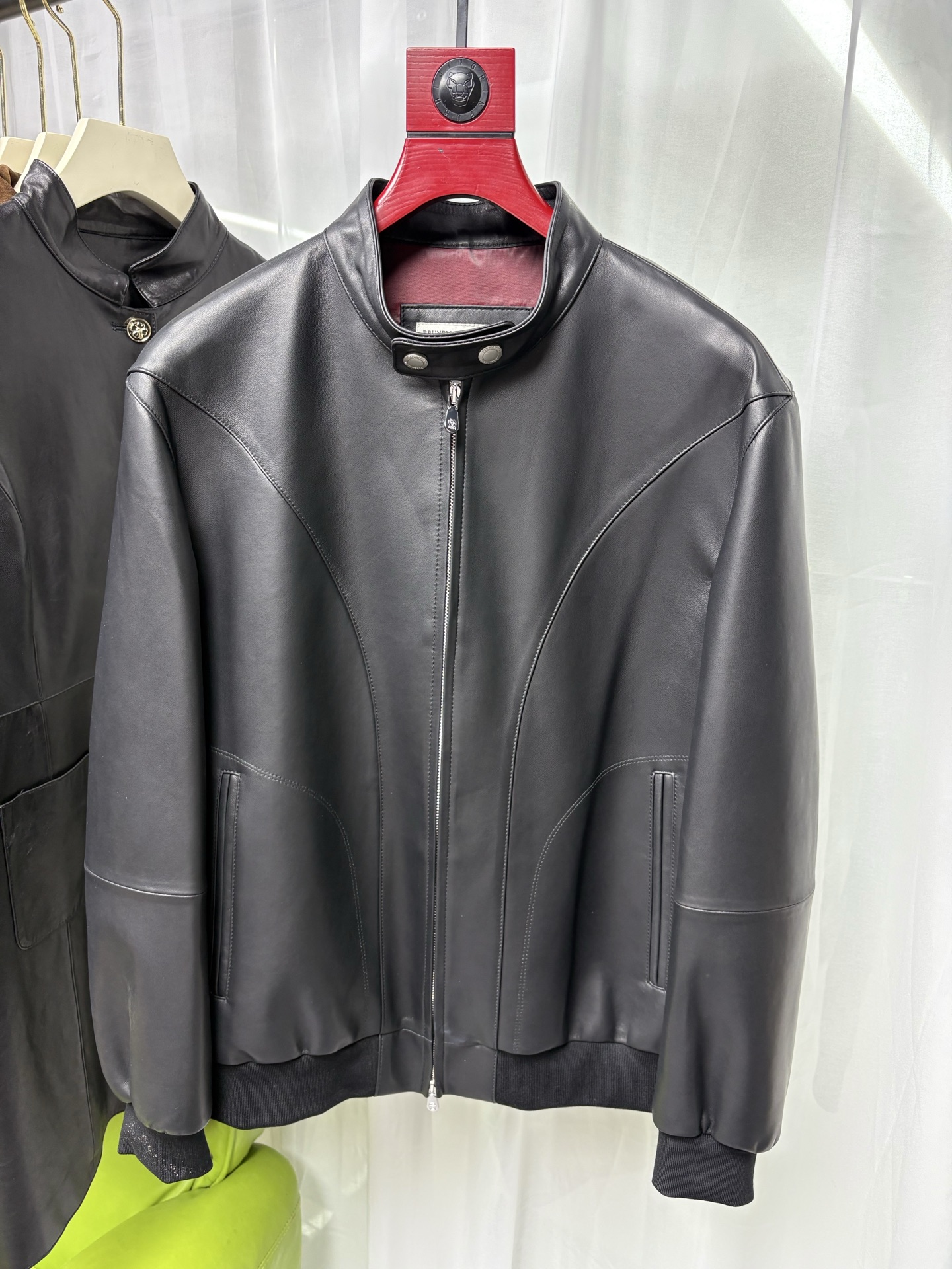 NO:944897,2026 counter new imported sheepskin versatile style BC hardware accessories version no pressure in and out of the counter code number 48-58 coding: men's clothing, sheepskin,198609092026专柜新款进口羊皮百搭款 BC五金辅料版型进出专柜无压力 码数48—58编码:,男装,sheepskin,,Women's clothing