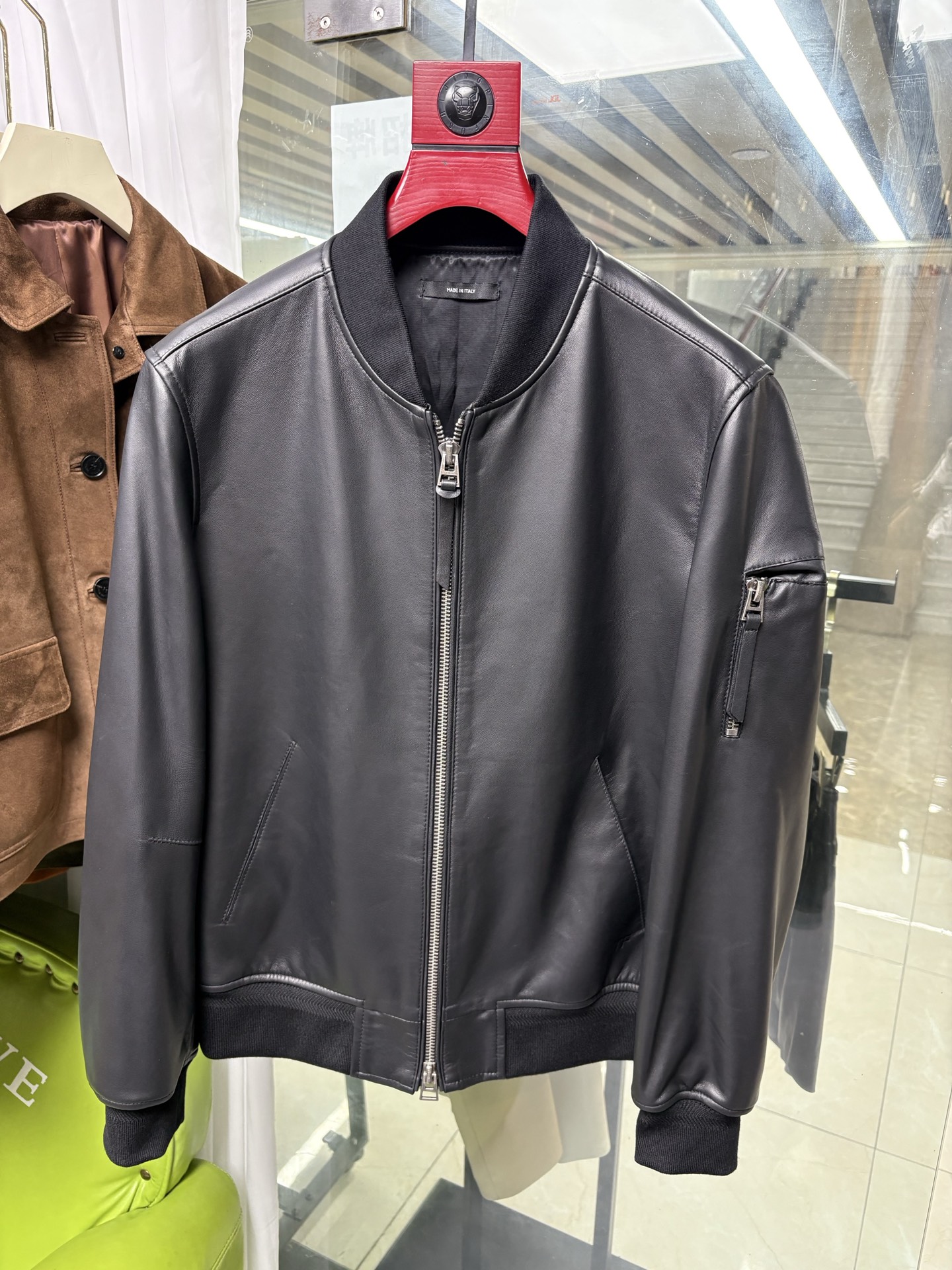 NO:944985,The 2026 autumn and winter new products are launched at the baseball uniform counter and the genuine products are synchronized. TF imported sheepskin casual popular models are recommended, and the hardware accessories counter is reproduced one to one. Code number 48-58 coding:, men's clothing, tom ford, sheepskin,198609092026秋冬新品上市棒球服专柜正品同步 TF进口羊皮休闲爆款推荐、五金辅料专柜一比一复刻. 码数48—58编码:,男装,tom ford,sheepskin,,Women's clothing
