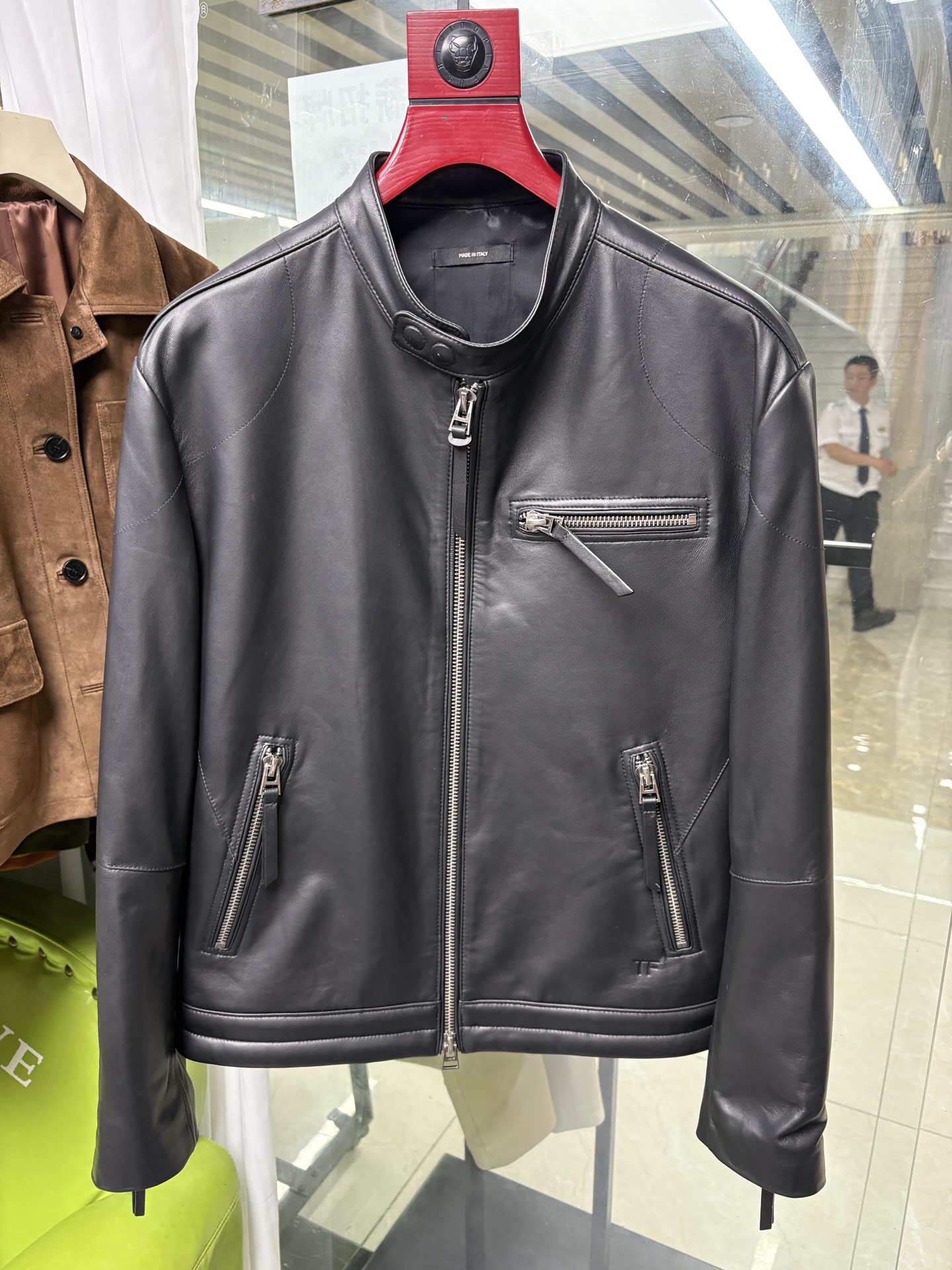 NO:945081,2026 autumn and winter new products are launched at the motorcycle stand-up collar counter, authentic products are synchronized, TF imported sheepskin casual popular models are recommended, and the hardware accessories counter is reproduced one to one. Code number 48-58 Code:, men's clothing, tom ford, sheepskin,198609092026秋冬新品上市机车立领专柜正品同步 TF进口羊皮休闲爆款推荐、五金辅料专柜一比一复刻. 码数48—58编码:,男装,tom ford,sheepskin,,Women's clothing