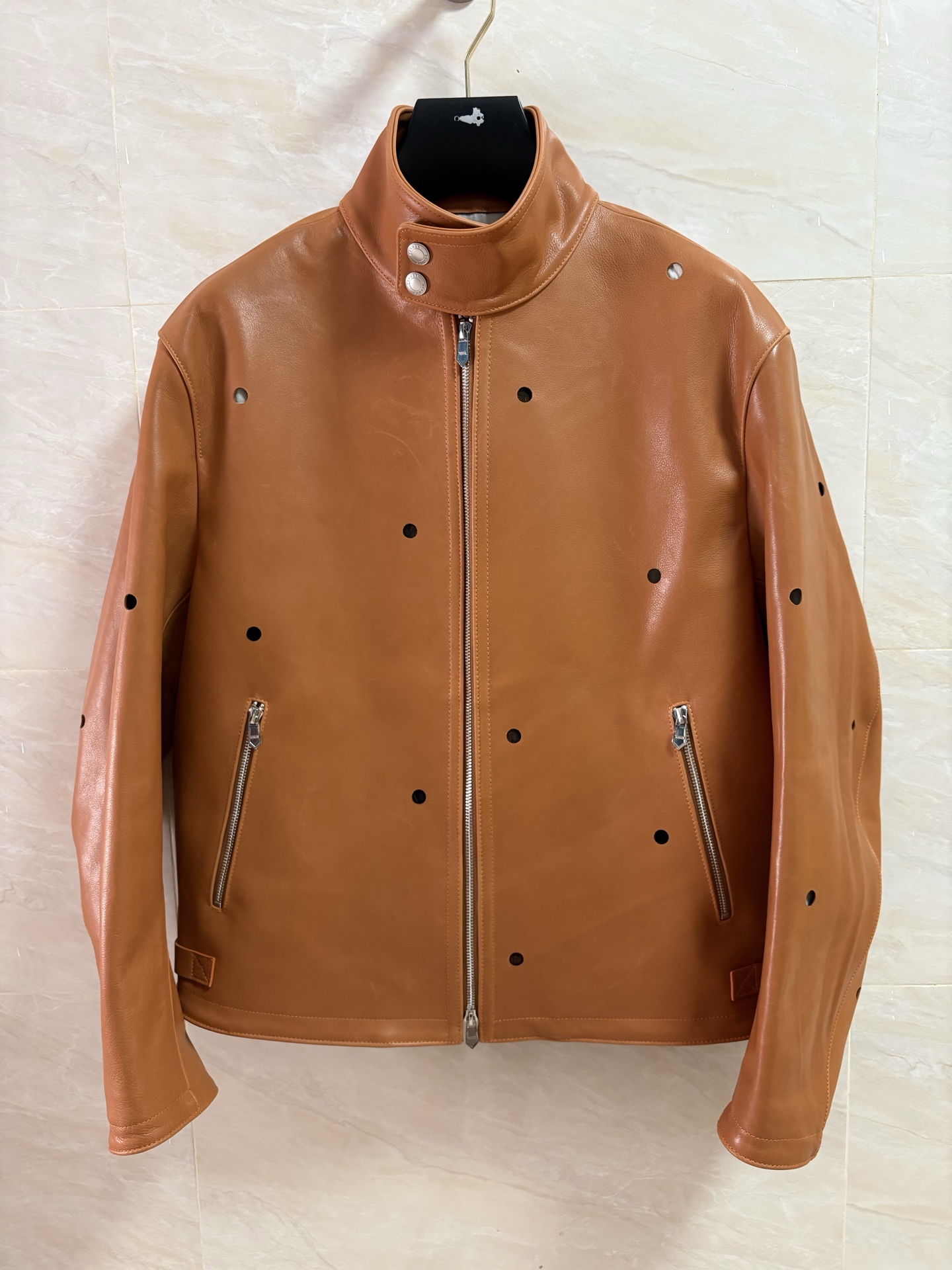 NO:949300,2026 new fashion trend catwalk models are recommended. Hermès counter genuine products are synchronized, cowhide heavy industry fashion trends, code number 48--58 coding:, Hermès-clothing, hermes, cowhide,198609092026新款时尚潮流走秀款爆款推荐 爱马仕专柜正品同步,牛皮重工时尚潮流 码数48—-58编码:,爱马仕-服装,hermes,cowhide,,Women's clothing