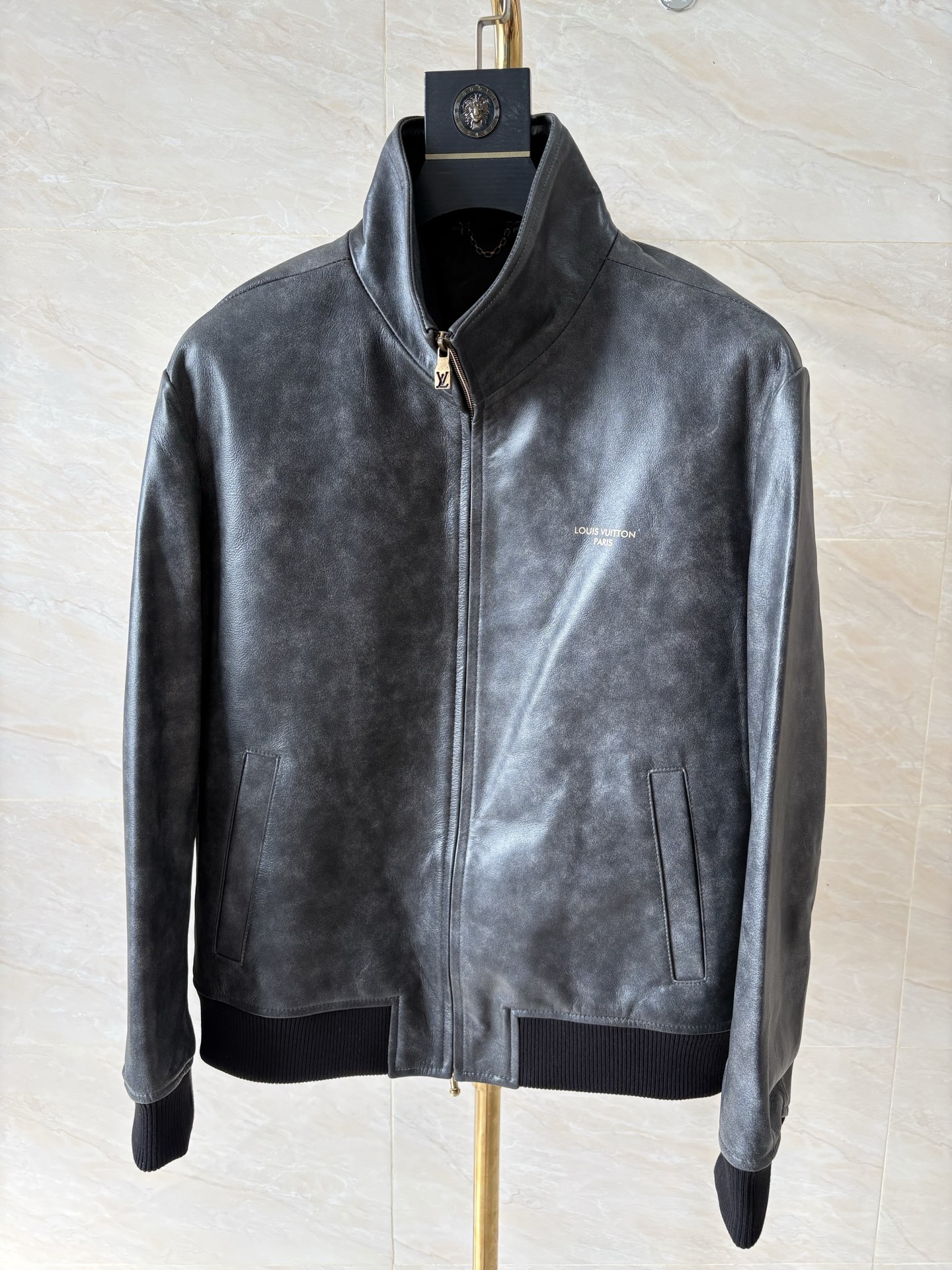 NO:949291,2026 Autumn and Winter Counter Hot Products Recommend Cowhide Heavy Industry Men's Genuine Leather Jackets. Donkey Brand Hardware Accessories and Accessories One-to-one replicas for entry and exit of the counter without pressure. Code number 48——58 code, Louis Vuitton-clothing, louis vuitton, louis vuitton, leather jacket, cowhide,198609092026秋冬专柜爆款推荐牛皮重工男士真皮皮衣 驴牌五金配件辅料一比一复刻出入专柜无压力 码数48———58编码,路易威登-服装,louis vuitton,louis vuitton,leather jacket,cowhide,,Women's clothing