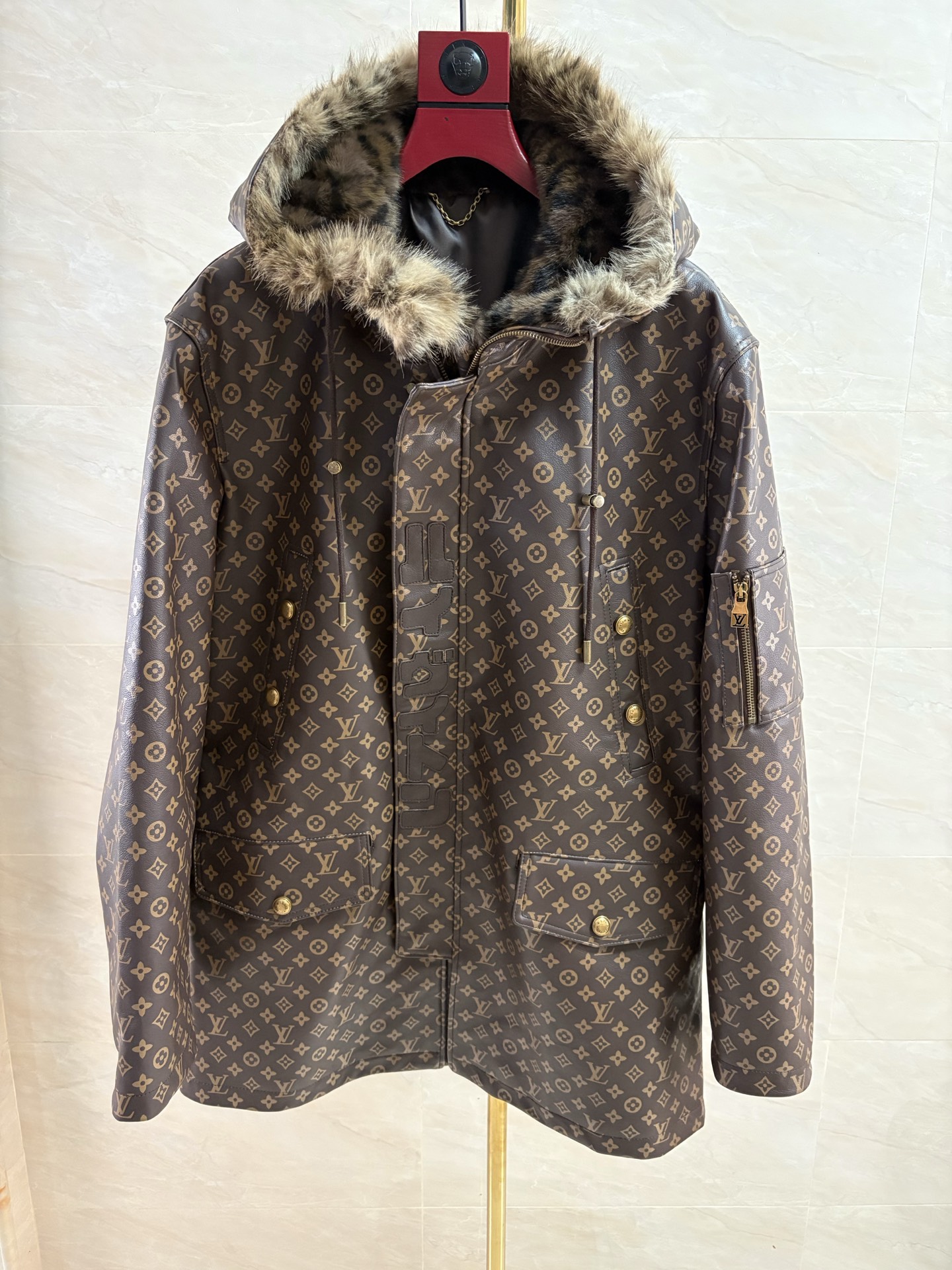 NO:949459,Donkey Brand's 2025 autumn and winter counters co-branded popular models for men and women are recommended. The hardware accessories on the clothes are of great texture, the logo embossing is clear and three-dimensional, the zipper is smooth and unobstructed, and every stitching is exquisite and fine. It is worthy of LV, and the quality is always reassuring!  This season's new products really perfectly blend fashion and practicality, and every piece is a must-have in your wardrobe!  Don’t compare with low-end products in the market. There is no pressure to enter and leave the counter. If the size is too large, please quote your height and weight when ordering. Code number 46——58:, Louis Vuitton-clothing, louis vuitton, louis vuitton, louis vuitton,19860909驴牌2025秋冬专柜联名合作男女同款爆款推荐,衣服上的五金配件质感超棒,logo压纹清晰立体,拉链顺滑无阻,每一处缝线都精致细密,不愧是LV,品质永远让人放心！ 这季新品真的把时髦和实穿完美融合,每一件都好想收入衣橱！不要拿市场低端货对比出入专柜无压力.码数偏大下单报身高体重下单. 码数46———58编码:,路易威登-服装,louis vuitton,louis vuitton,louis vuitton,,Women's clothing