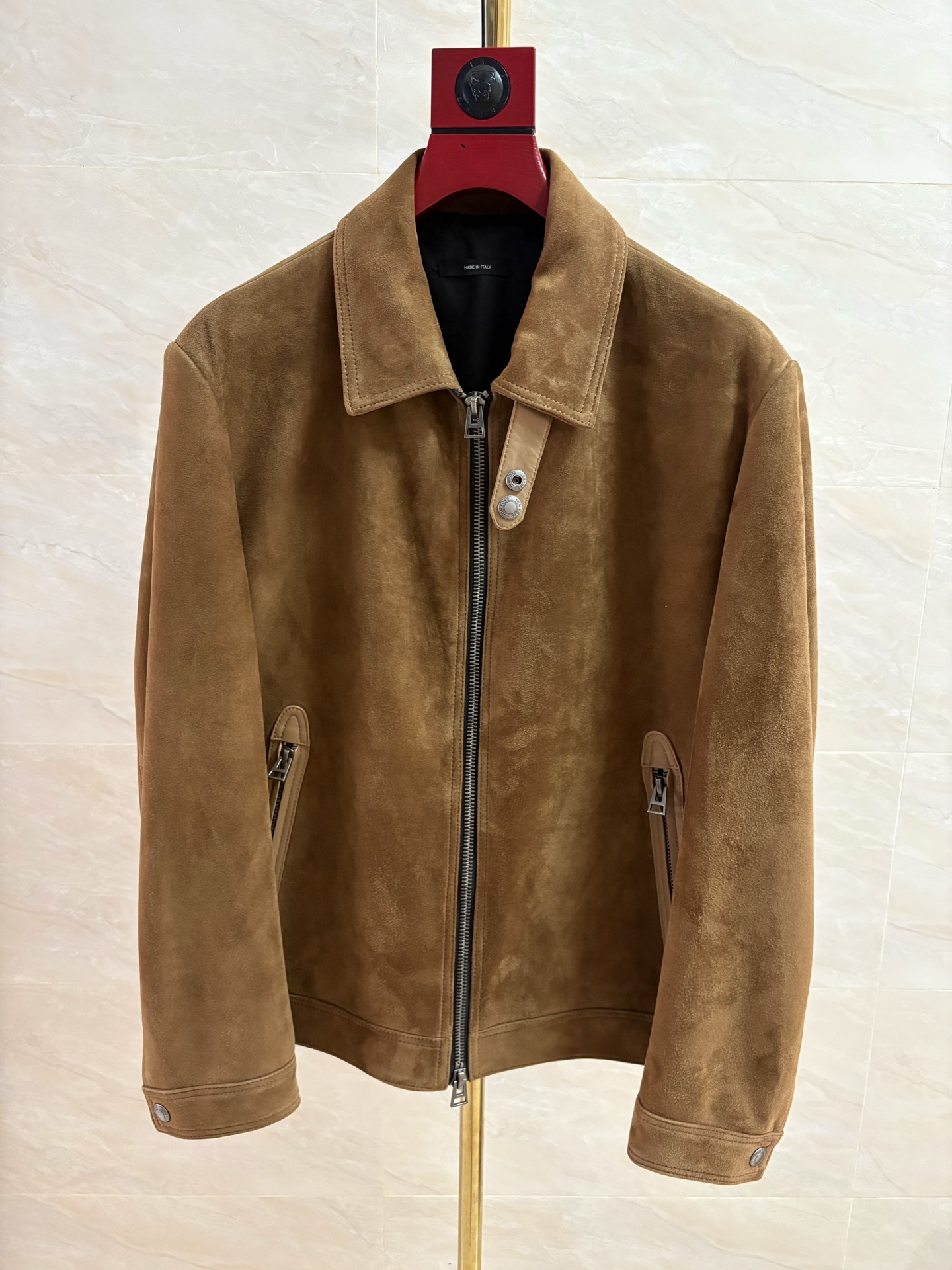 NO:949469,TOM  FORD Tom Ford, new lapel suede leather jacket. High-quality suede sheepskin material, soft to the touch, premium texture, simple yet fashionable design. It perfectly blends retro and modern elements, showing unparalleled charm. Classic lapel design,  The unique zipper and four-button closure design is not only convenient and practical, but also adds a sense of fashion. The TF leather jacket is not only a fashion item, but also a reflection of your attitude towards life. It represents your pursuit of quality, love for fashion, and passion for life.  The style of the lapel jacket is fashionable and capable, which not only shows your elegant figure, but also gives you confidence and charm. Whether you are walking through the bustling streets of the city, this Tom Ford. Code number 48-58 coding:, men's clothing, tom ford, tom ford, jackets & coats, leather jacket, sheepskin,19860909TOM FORD汤姆福特、新品翻领反绒皮翻领皮衣.优质绒面羊皮材质,触感柔软,质感上乘,设计简约而不失时尚感.它完美地融合了复古与现代的元素,展现出无与伦比的魅力.经典的翻领设计,结合个性的拉链和四合扣闭合设计,不仅方便实用,更增添了几分时尚感.TF皮衣不仅仅是一件时尚单品,更是一种生活态度的体现.它代表着你对品质的追求,对时尚的热爱,对生活的热情. 翻领夹克的版型,时尚而干练,不仅展现出您的优雅身姿,更赋予您自信与魅力.无论是穿梭于都市的繁华街道这款汤姆福特 . 码数48—58编码:,男装,tom ford,tom ford,jackets & coats,leather jacket,sheepskin,,Women's clothing