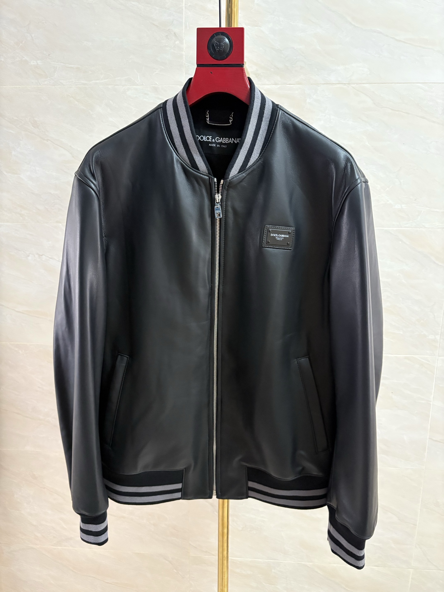 NO:949492,Dolce & Gabbana's Macau counter simultaneously sells the high-end Turkish genuine leather baseball jacket trading company's top products, new autumn and winter products, luxury high-end main line series, store-level stunners, directly supplied to G cabinets in the Asia-Pacific region, genuine purebred products!  Blue men's clothing is an iconic presence in the fashion circle. It always occupies the TOP position in the ranking of luxury brands. It has unique tailoring design and perfect Italian fashion aesthetics, as well as careful exploration and careful carving of fabrics. It organically combines traditional craftsmanship with modern wisdom to give full play to the art of men's clothing!  High-end leather clothing belongs to men's equipment and armor, and is a killer weapon for street style. A brown leather clothing with suede characteristics is more lethal and is definitely a business card that stands out to improve vision and enhance taste. It is destined to be an excellent outdoor styling item. You can catch a glimpse of it in some road movies. It is quite free and unrestrained, retro and fashionable, and is endowed with a legendary story. It is very flavorful and releases male hormones to the extreme!  Code number 48-58:, Dolce & Gabbana-clothing, Dolce&Gabbana, jackets & coats,19860909杜嘉班纳澳门专柜同步高端土耳其真皮棒球服外套贸易公司洋行臻品,秋冬新品,奢侈高端主线系列,镇店级的尤物,直供亚太地区G柜,纯血统的真品！蓝色男装属于时装圈标志性的存在,奢侈品牌排序中始终占据TOP地位,拥有独到的剪裁设计和完美的意式时装美学理念,以及对于面料的精心探索与精心雕琢,将传统工艺和现代化智慧有机的结合男装艺术得到极致发挥！高级皮装属于男人的装备盔甲,属于出街造型的杀手锏武器,而一件棕色且带反绒皮特质的皮装更具致命性,绝对属于出挑改良视觉以及提升品位的一张名片,TA 注定属于户外天生的优秀造型单品,你可以从一些电影公路类型片中一瞥身影,颇具洒脱不羁且复古个性时髦,并赋予了传奇故事性,非常具有味道,将男性的荷尔蒙释放到极致！ 码数48—58编码:,杜嘉班纳-服装,Dolce&Gabbana,jackets & coats,,Women's clothing