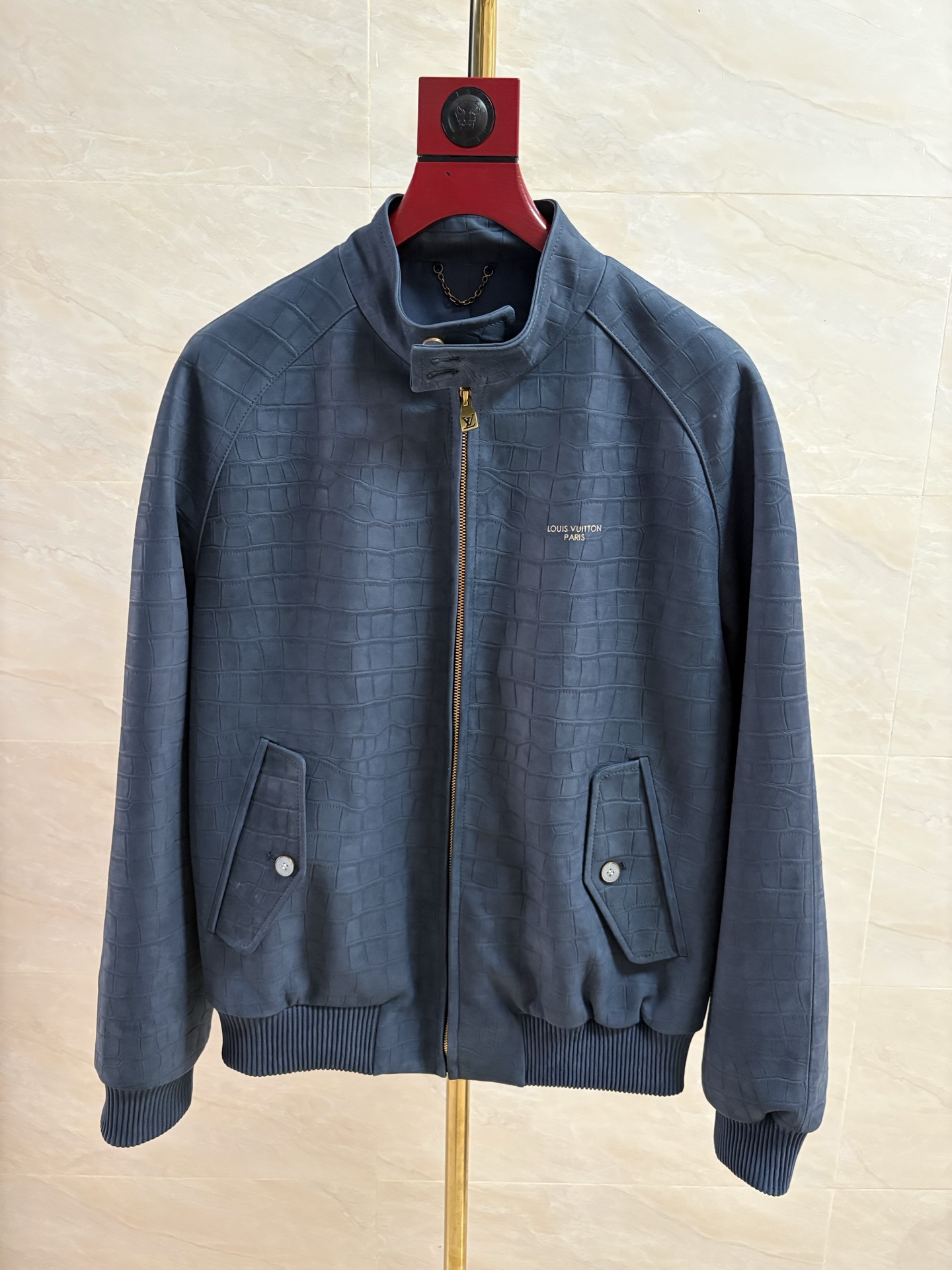 NO:949525,2026 Macau Galaxy counter simultaneously hot-selling leather jackets. High-grade imported sheepskin with pressed crocodile skin pattern. High gloss. The leather is highly flexible. Thick and plump. Instant sale of market products. Don’t just compare prices. Check the leather. Is it OK?  Pedestrians will look at the leather, while laymen only look at the price. Two popular colors are recommended. Code numbers 48-58: Louis Vuitton-clothing, Louis Vuitton, leather jacket, sheepskin, crocodile skin,198609092026澳门银河专柜同步爆款皮衣 高级进口羊皮压鳄鱼皮纹 光泽度高 皮料柔韧性强 厚实饱满 秒杀市场货 不要光对比价格了 看看皮料OK吗？在行人会看皮料,外行人只看价格,两个颜色爆款推荐. 码数48——58编码:,路易威登-服装,louis vuitton,leather jacket,sheepskin,crocodile skin,,Women's clothing
