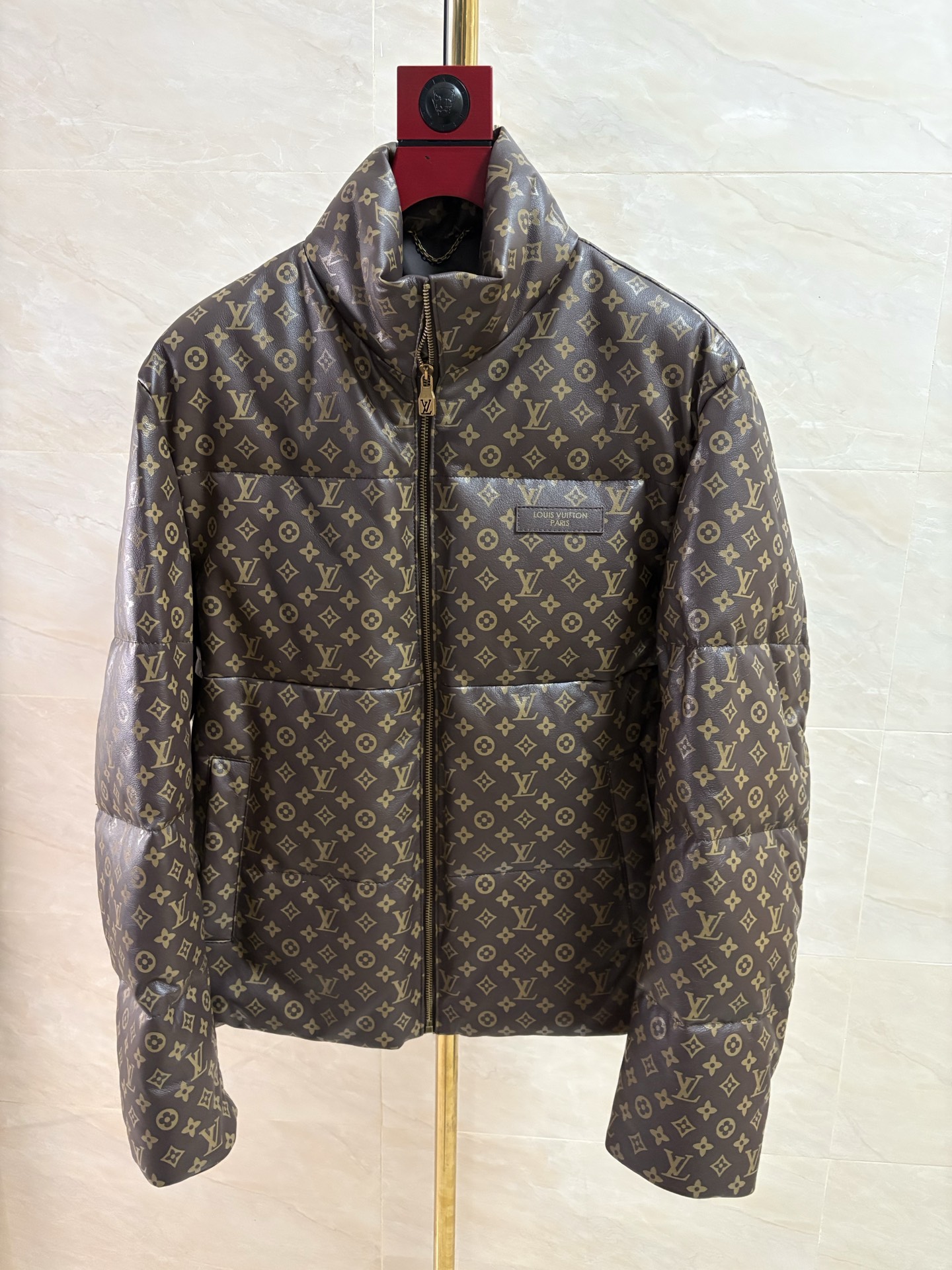 NO:949533,Hong Kong counter synchronization LV  Louis Vuitton's 2025 Autumn and Winter Men's Cowhide Down Jacket is a new chapter in the era of classics and luxurious warmth. When century-old elegance genes meet autumn and winter pragmatism, Louis Vuitton's new 2025 Autumn and Winter Men's Cowhide Down Jacket makes a grand debut, using rare materials and  The iconic design redefines the aesthetics of high-end men's winter clothing. It is made of first-layer cowhide imported from Spain and polished by natural tanning process. The leather is soft, delicate and tough, with a warm luster and breathability, and a mellow and long touch.  The classic brown tone is calm and atmospheric, which not only fits the quiet atmosphere of autumn and winter, but also highlights the elegant style of mature men. Every texture carries the unique texture of natural materials. The entire body is covered with Louis Vuitton's iconic Monogram five-flower print, which is intertwined with LV letters, four-leaf flowers, rhombus and other classic elements. This brand totem, which was born in 1896, has been tempered for a hundred years and remains timeless. It is low-key and conceals recognition, showing its luxury heritage.  The interior is filled with high-quality goose down, which is full and clean. With its excellent bulkiness and temperature-locking performance, it builds a light and warm protective barrier in the cold winter, saying goodbye to the heavy and bloated wearing experience. The crisp silhouette of the leather fabric and the soft and fluffy goose down are cleverly balanced, retaining the core warmth function of the down jacket, while also having the neat texture of the leather item. Code number 48-58, Louis Vuitton-clothing, louis vuitton, louis  vuitton,down jacket,cowhide,19860909香港专柜同步LV 路易威登2025秋冬男士牛皮羽绒服经典与奢暖的时代新章当百年奢雅基因邂逅秋冬实用主义,路易威登2025秋冬新款男士牛皮羽绒服重磅登场,以珍稀材质与标志性设计,重新定义高端男士冬日着装美学.精选西班牙进口头层牛皮,历经天然鞣制工艺打磨,皮质柔软细腻且富有韧性,自带温润光泽与呼吸感,触感醇厚绵长.经典棕色调沉稳大气,既契合秋冬季节的静谧氛围,又彰显成熟男士的儒雅格调,每一处纹理都承载着天然材质的独特质感.全身铺陈路易威登标志性Monogram五花印花,由LV字母、四叶花、菱形等经典元素交织而成,这一诞生于1896年的品牌图腾,历经百年时光淬炼依旧历久弥新,低调中暗藏辨识度,尽显奢品底蕴. 内里填充高品质鹅绒,绒朵饱满洁净,凭借优异的蓬松度与锁温性能,在凛冽寒冬中构建轻盈温暖的防护屏障,告别厚重臃肿的穿着体验.皮革面料的挺括廓形与鹅绒的柔软蓬松巧妙平衡,既保留了羽绒服的核心保暖功能,又兼具皮质单品的利落质感. 码数48—58编码,路易威登-服装,louis vuitton,louis vuitton,down jacket,cowhide,,Women's clothing