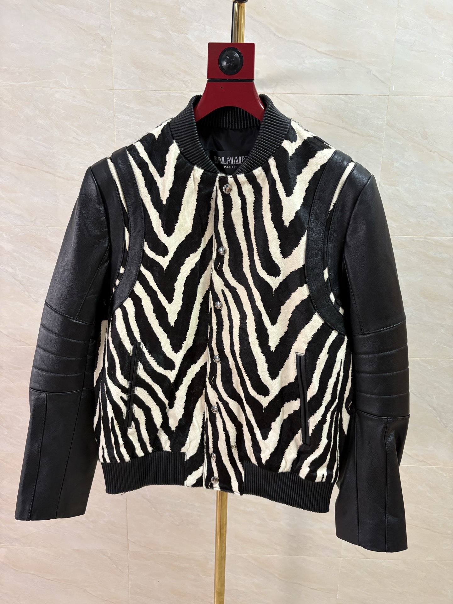 NO:950328,Hong Kong Harbor City counter synchronized, Balenciaga's latest catwalk men's baseball collar sheepskin jacket, color-blocked calf suede version slimming trend, highlighting the urban fashion style, and became popular in search engines. The upper body effect is comfortable and big-name, unique. As soon as this product came out, it was enthusiastically sought after by trendy men in the city who pursue fashion 'one-to-one replica beauty at the counter', writing their own personality. Popular recommendation  Code number 48-58 Coding:, Loewe-clothing, balenciaga, loewe, leather jacket, sheepskin,19860909香港海港城专柜同步,巴黎世家最新走秀款男装棒球领绵羊皮衣,拼色胎牛反毛版型修身潮流,彰显都市时尚范,在搜索引擎中又火了一把.上身效果舒适大牌,与众不同.这款一经问世就受到了都市中追求时尚“专柜一比一复刻唯美”潮男男士的热烈追捧,谱写自己个性的.爆款推荐 码数48——58编码:,罗意威-服装,balenciaga,loewe,leather jacket,sheepskin,,Women's clothing