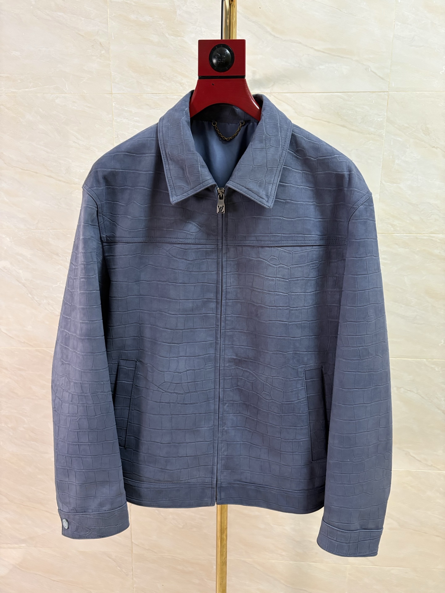 NO:950339,Recommended 2026 Hong Kong counter authentic products that are popular at the same time. Donkey brand-imported fetal cowhide crocodile embossed casual fashion model, code number 48-58, code:, Louis Vuitton-clothing, louis vuitton, louis vuitton, cowhide,198609092026香港专柜正品同步爆款推荐 驴牌-进口胎牛皮鳄鱼压花休闲时尚款 码数48—58编码:,路易威登-服装,louis vuitton,louis vuitton,cowhide,,Women's clothing