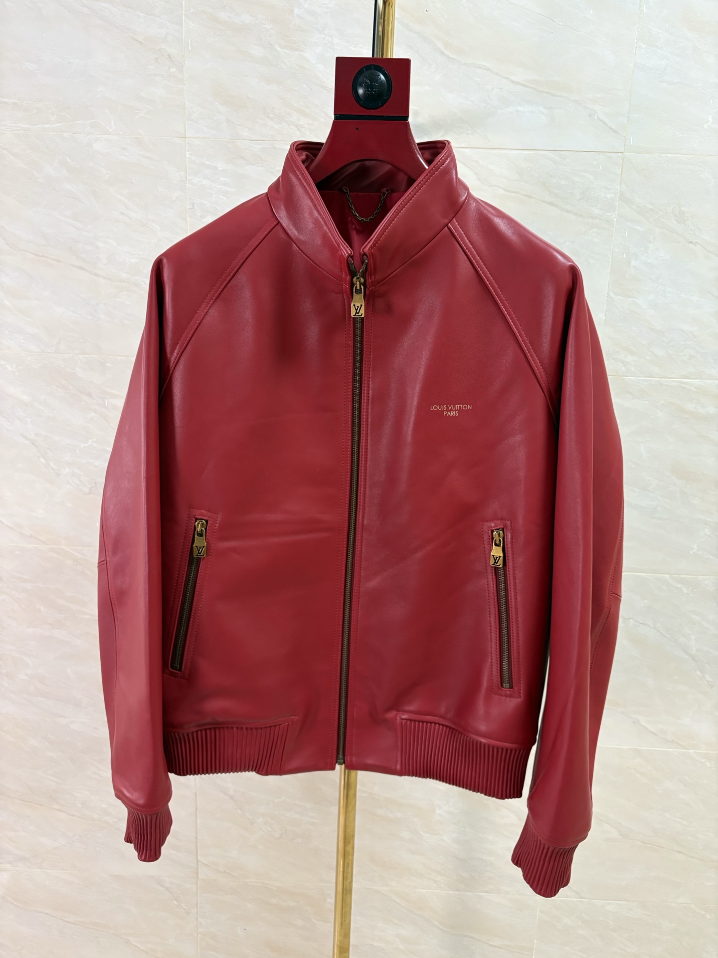 NO:950317,Louis Vuitton LV  The new autumn and winter men's cowhide leather jackets have made a shocking debut. The fashion needle has never stopped turning. In this season full of charm and style, Louis Vuitton once again brings a new fashion shock to men with extraordinary tastes with its excellent design and exquisite craftsmanship - the new autumn and winter men's cowhide leather jackets. This leather jacket from Lujia is made of burgundy first-layer calfskin imported from Spain. Every inch of the leather exudes luxury and quality. The delicate texture all demonstrates Louis Vuitton's ultimate pursuit of materials. The golden LOGO on the chest  The letters vividly display the iconic elements of the brand, revealing the flamboyant personality in a low-key manner. The legendary figure in the fashion industry, Fei Dong, personally wore it and gave this leather jacket unparalleled charm. His unique temperament is perfectly integrated with this leather jacket, showing the world Louis Vuitton's fashion forward-looking and diverse charm. Whether paired with casual jeans or exquisite trousers, this Louis Vuitton  In this autumn and winter, let LV's new men's cowhide leather jacket become the protagonist in your wardrobe and start your own fashion journey. Code number 48-58: Louis Vuitton-clothing, louis vuitton, louis vuitton, louis vuitton, louis vuitton, jeans, leather jacket, cowhide,19860909路易威登 LV 秋冬新款男士牛皮皮衣震撼登场时尚的指针从未停止转动,在这个充满魅力与格调的季节,路易威登再度以卓越的设计和精湛的工艺,为品味非凡的男士们带来了全新的时尚震撼—秋冬新款男士牛皮皮衣.驴家这款皮衣精选西班牙进口酒红色头层小牛皮,每一寸皮革都散发着奢华与品质的光芒.细腻的纹理、无不彰显着路易威登对材质的极致追求.胸前金色LOGO 字母更是将品牌的标志性元素展现得淋漓尽致,在低调中透露着张扬的个性.时尚界的传奇人物菲董亲穿演绎,更是为这款皮衣赋予了无与伦比的魅力.他的独特气质与这款皮衣完美融合,向世界展示了路易威登的时尚前瞻性和多元魅力.无论是搭配休闲的牛仔裤,还是精致的西裤,这款路易威登 在这个秋冬,让LV新款男士牛皮皮衣成为你衣橱中的主角,开启属于你的时尚之旅. 码数48-58编码:,路易威登-服装,louis vuitton,louis vuitton,louis vuitton,louis vuitton,jeans,leather jacket,cowhide,,Women's clothing