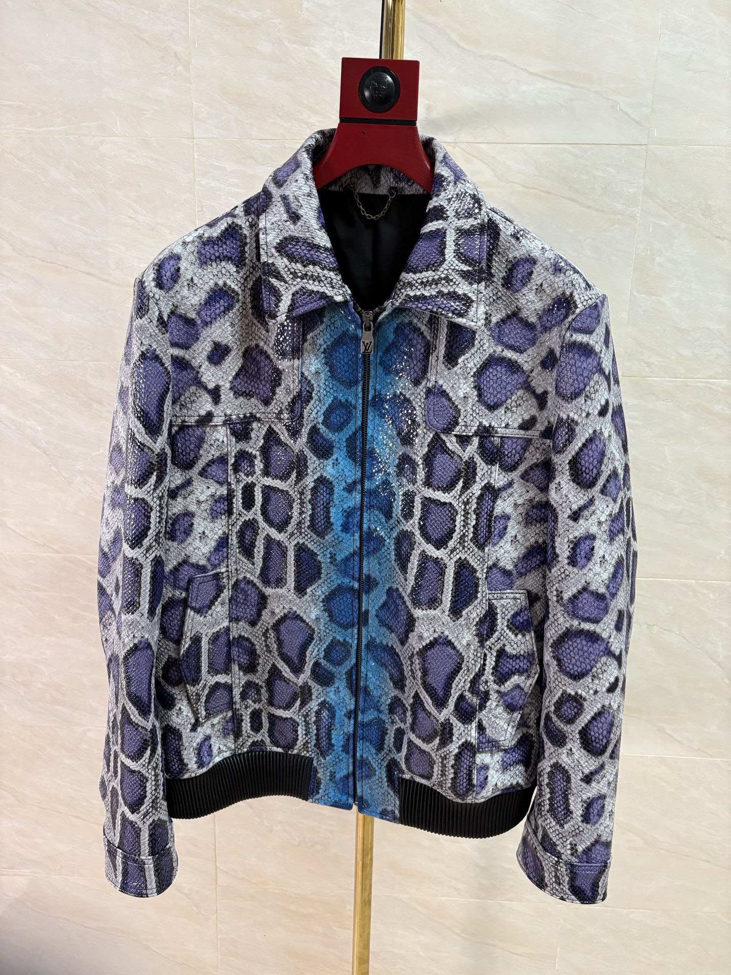NO:950291,2026 Paris catwalk new imitation snakeskin hot styles recommend fashionable and versatile items for men and women. Donkey brand sheepskins are all imported and customized with heavy water dyeing process. Code number 46-58 coding:, Louis Vuitton-clothing, louis vuitton, louis vuitton, sheepskin, snakeskin,198609092026巴黎走秀新款仿蛇皮爆款推荐时尚潮流百搭单品男女同款. 驴牌羊皮都进口定制重工水染工艺 码数46—58编码:,路易威登-服装,louis vuitton,louis vuitton,sheepskin,snakeskin,,Women's clothing