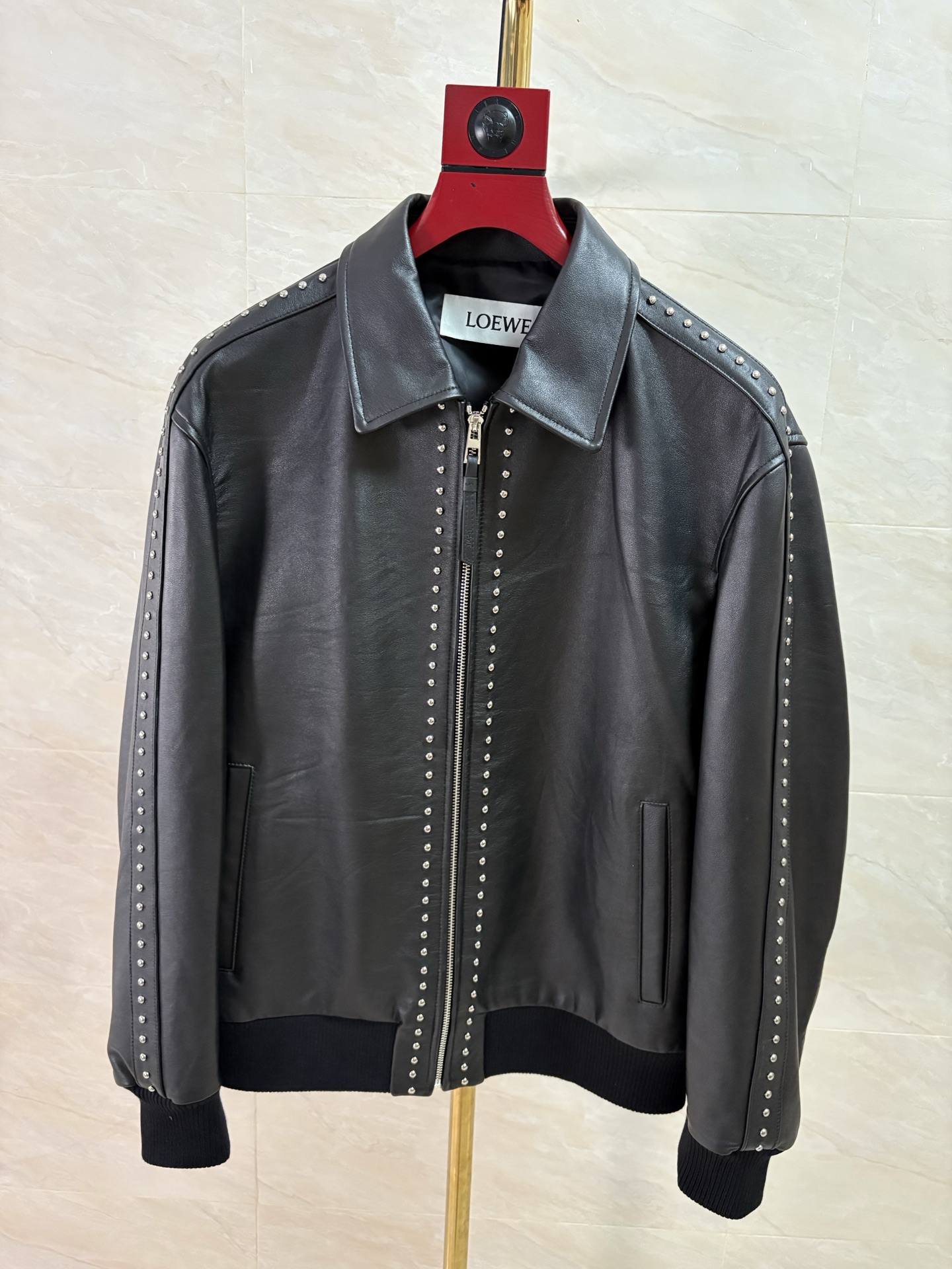 NO:950305,2026 autumn and winter new fashion trend men's imported Turkish sheepskin heavy rivet craftsmanship is recommended. Loewe Hong Kong counter genuine products can be entered and exited the counter simultaneously without pressure. Code number 48-58 coding:, Loewe-clothing, loewe, sheepskin,198609092026秋冬新款时尚潮流男士进口土耳其羊皮重工铆钉工艺爆款推荐. 罗意威香港专柜正品同步出入专柜无压力 码数48—58编码:,罗意威-服装,loewe,sheepskin,,Women's clothing