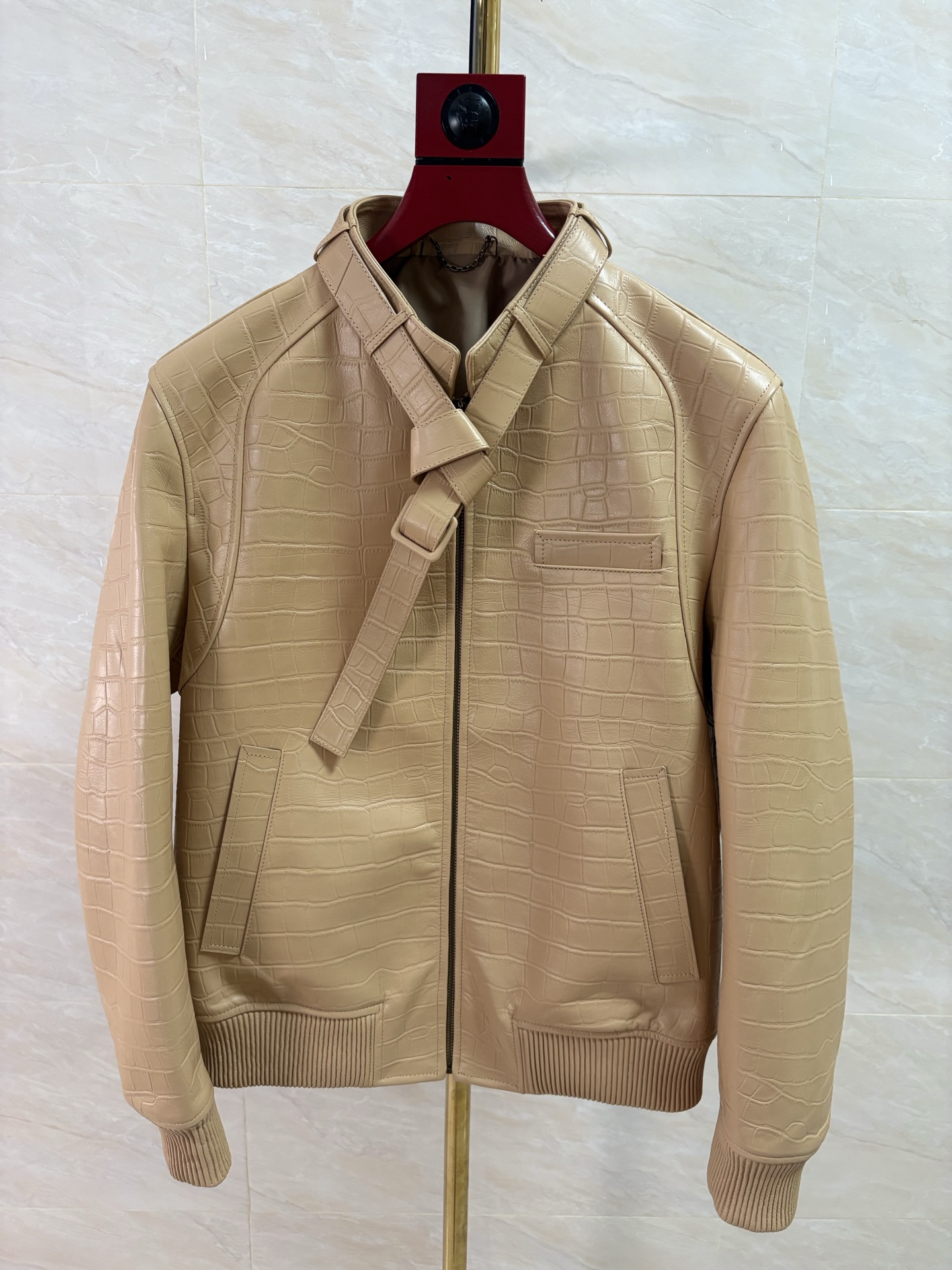 NO:950389,The 2026 Paris Fashion Week new catwalk hot styles recommend imported cowhide crocodile pattern coats. Do not compare with products in the market. Macau Galaxy counter genuine products can be reproduced simultaneously one to one without pressure. Code number 48-58 code:, Louis Vuitton-clothing, louis vuitton, jackets & coats, cowhide,198609092026巴黎时装周新款走秀爆款推荐进口牛皮压鳄鱼纹外套不要拿市场地段货对比. 澳门银河专柜正品同步一比一复刻出入专柜无压力 码数48—58编码:,路易威登-服装,louis vuitton,jackets & coats,cowhide,,Women's clothing