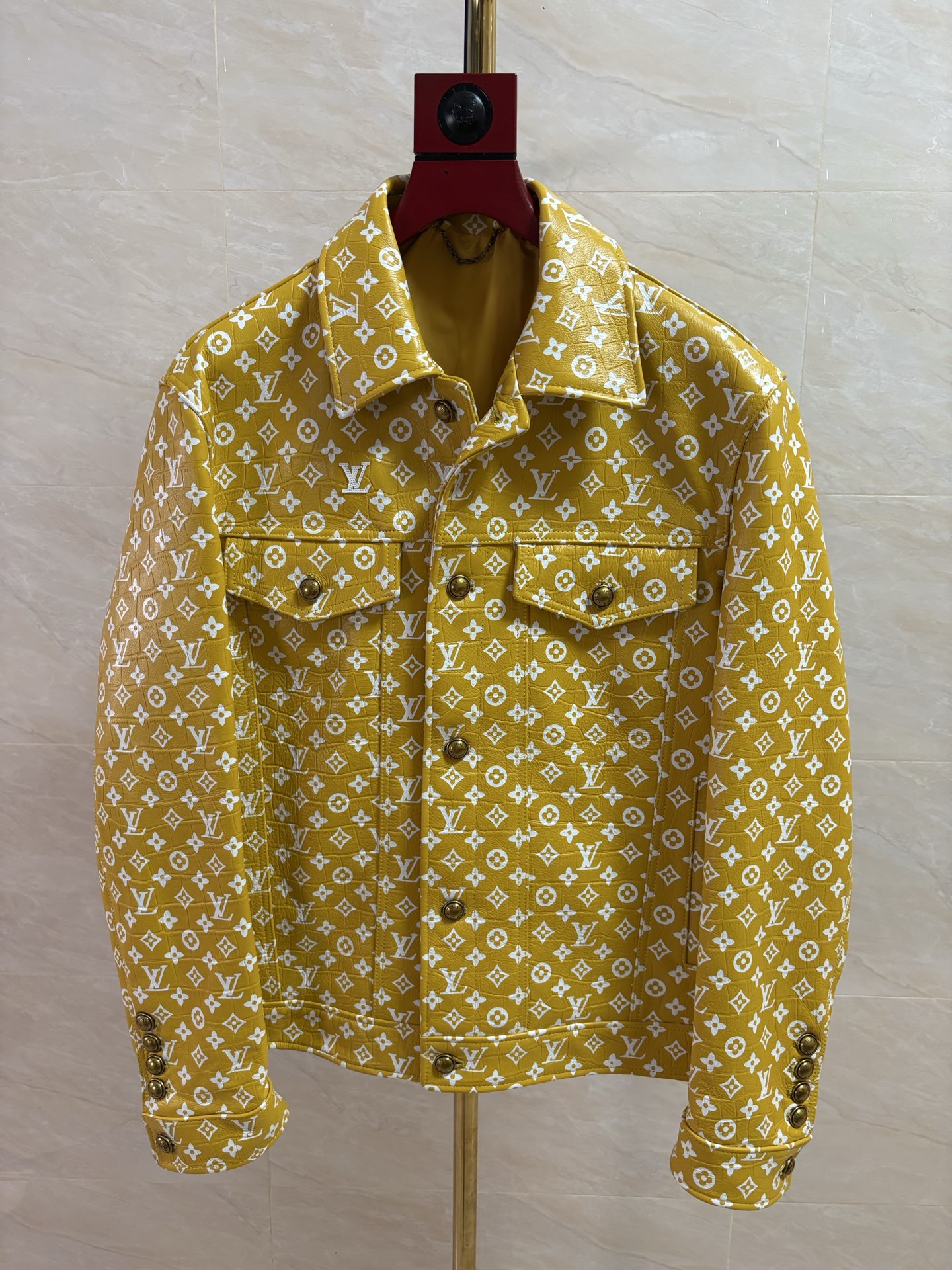 NO:950364,2026 Paris Fashion Week crocodile embossed cowhide heavy embroidery craftsmanship. Authentic products at Lv brand counters are synchronized. Counters are welcome to compare one-to-one reproductions. Code number 48-58. Coding:, Louis Vuitton-clothing, louis vuitton, louis vuitton, cowhide,198609092026巴黎时装周鳄鱼压花牛皮重工刺绣工艺 驴牌专柜正品同步,欢迎专柜对比一比一复刻 码数48—58编码:,路易威登-服装,louis vuitton,louis vuitton,cowhide,,Women's clothing