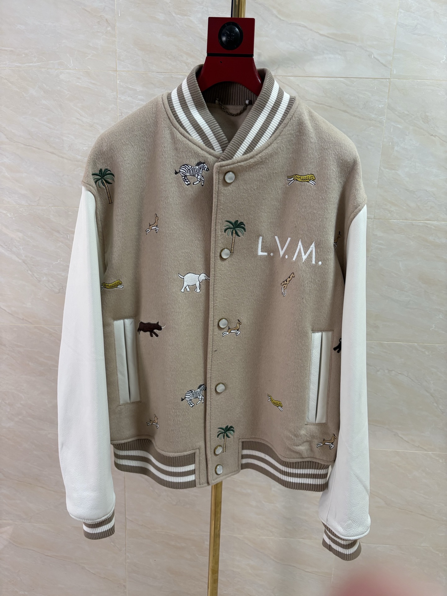 NO:950353,2026 counter genuine synchronized wool and cowhide heavy embroidery craft hardware accessories are reproduced one to one. Hong Kong Harbor City [Donkey Brand] Fashion Trend Hot Style Recommendation Code Number 48-58 Code:, Louis Vuitton-clothing, louis vuitton, louis vuitton, cowhide,198609092026专柜正品同步羊毛拼牛皮重工刺绣工艺五金配件一比一复刻. 香港海港城【驴牌】时尚潮流爆款推荐 码数48—58编码:,路易威登-服装,louis vuitton,louis vuitton,cowhide,,Women's clothing