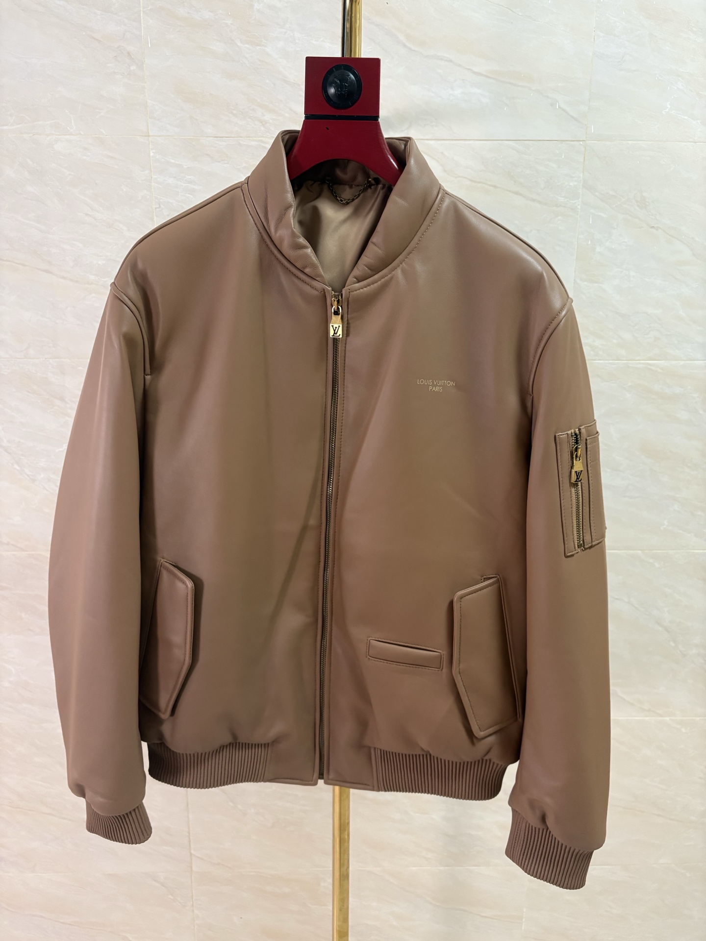 NO:950342,2026 Autumn and Winter New Products Paris Fashion Conference New Products Imported Turkish Sheepskin Cotton Padded Thick Warmth Strong Single Product Recommendation. Donkey Brand - Genuine Synchronized Leather Hardware All are one-to-one replicas at the counter Code number 48-58 Code:, Louis Vuitton - clothing, louis vuitton, louis vuitton, sheepskin,198609092026秋冬新品巴黎时装发布会新品进口土耳其羊皮夹棉加厚保暖极强单品推荐. 驴牌-正品同步皮料五金全是专柜一比一复刻 码数48——58编码:,路易威登-服装,louis vuitton,louis vuitton,sheepskin,,Women's clothing