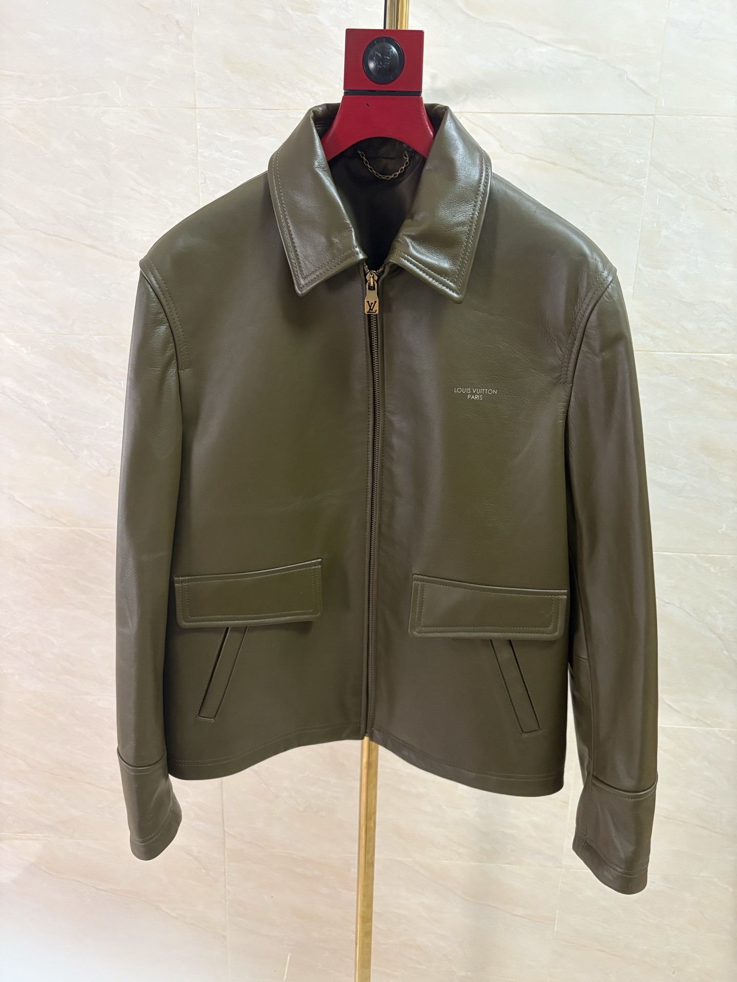 NO:950388,2026 New Sheepskin Casual Jacket Star Recommends the Same Style Hot Style Recommendation. Authentic products from Donkey Brand counters can be entered and exited simultaneously without any pressure. One-to-one reproduction. Two colors: green and black. Code numbers: 48-58. Code: Louis Vuitton-clothing, louis vuitton, louis vuitton, jackets & coats, sheepskin,198609092026新款绵羊皮休闲外套明星同款爆款推荐 驴牌专柜正品同步出入专柜无压力一比一复刻.二个颜色绿黑 码数48——58编码:,路易威登-服装,louis vuitton,louis vuitton,jackets & coats,sheepskin,,Women's clothing