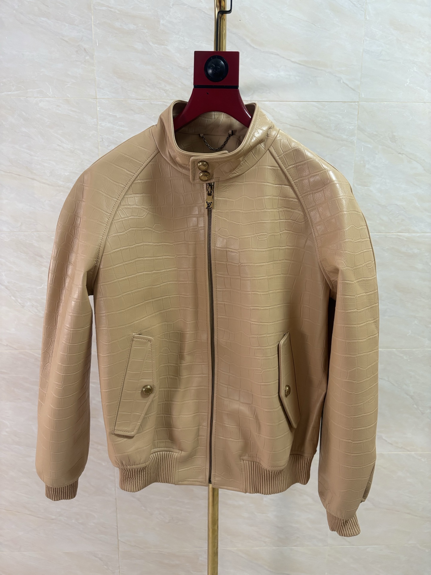 NO:950376,2026 new autumn and winter crocodile embossed casual cowhide jackets should not be compared with low-end products in the market, popular models are recommended. Authentic products from the Hong Kong counter of Donkey Brand are reproduced one-to-one at the same time. Code number 48-58 Code:, Louis Vuitton-clothing, louis vuitton, louis vuitton, jackets & coats, cowhide,198609092026秋冬新款鳄鱼压花休闲牛皮外套不要拿市场低端货对比,爆款推荐. 驴牌香港专柜正品同步一比一复刻. 码数48—58编码:,路易威登-服装,louis vuitton,louis vuitton,jackets & coats,cowhide,,Women's clothing