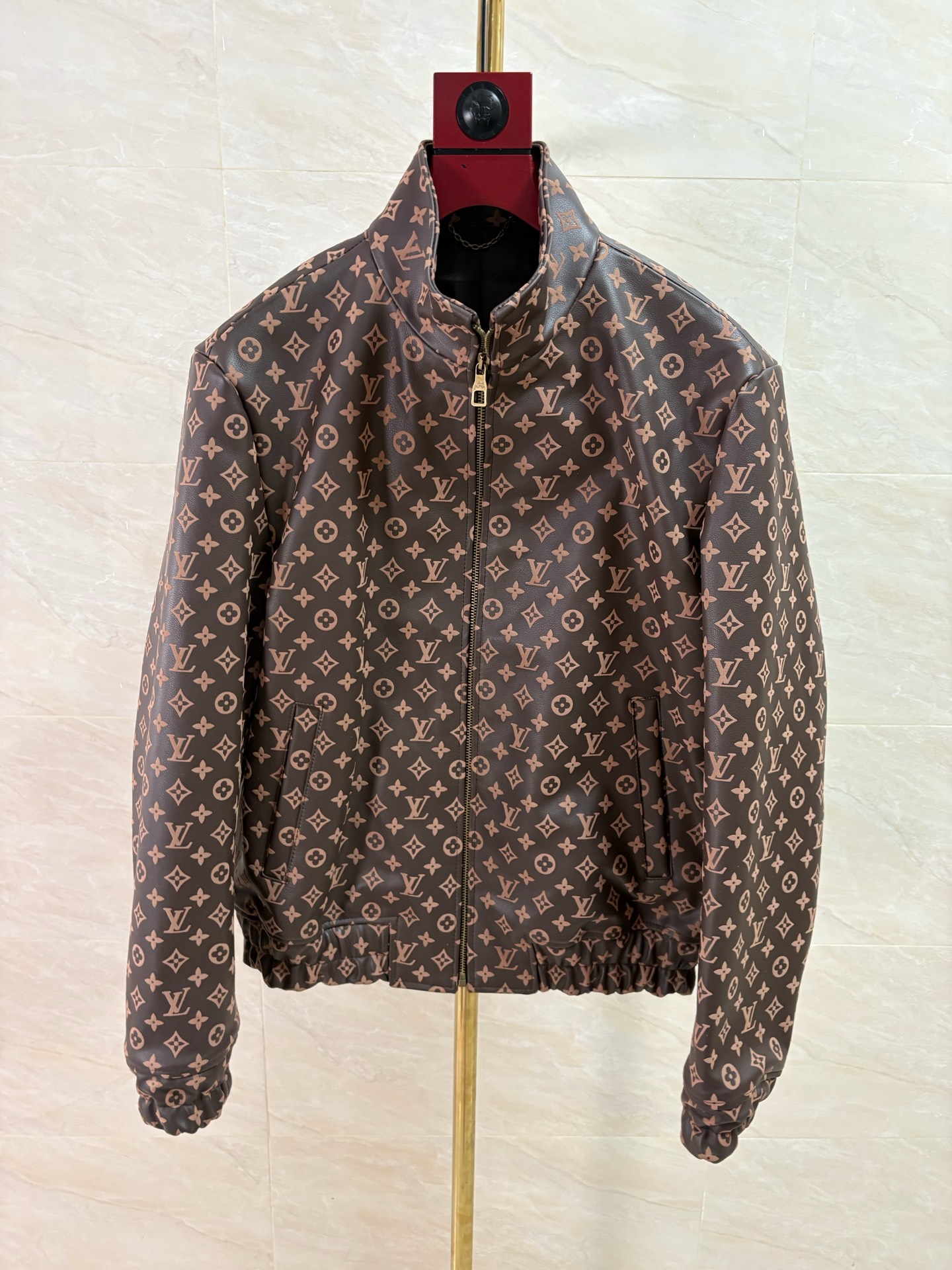 NO:950352,2026 Paris Fashion Week releases new heavy-duty cowhide leather jackets with presbyopic classics. Recommended hot styles. One-to-one reproduction of the Donkey Brand Hong Kong counter. No pressure to enter and exit the counter. Code number: 48-58. Coding:, Louis Vuitton-clothing, louis vuitton, louis vuitton, jackets & coats, leather jacket, cowhide,198609092026巴黎时装周发布新款牛皮重工老花经典皮衣外套爆款推荐. 驴牌香港专柜一比一复刻出入专柜无压力 码数48—58编码:,路易威登-服装,louis vuitton,louis vuitton,jackets & coats,leather jacket,cowhide,,Women's clothing