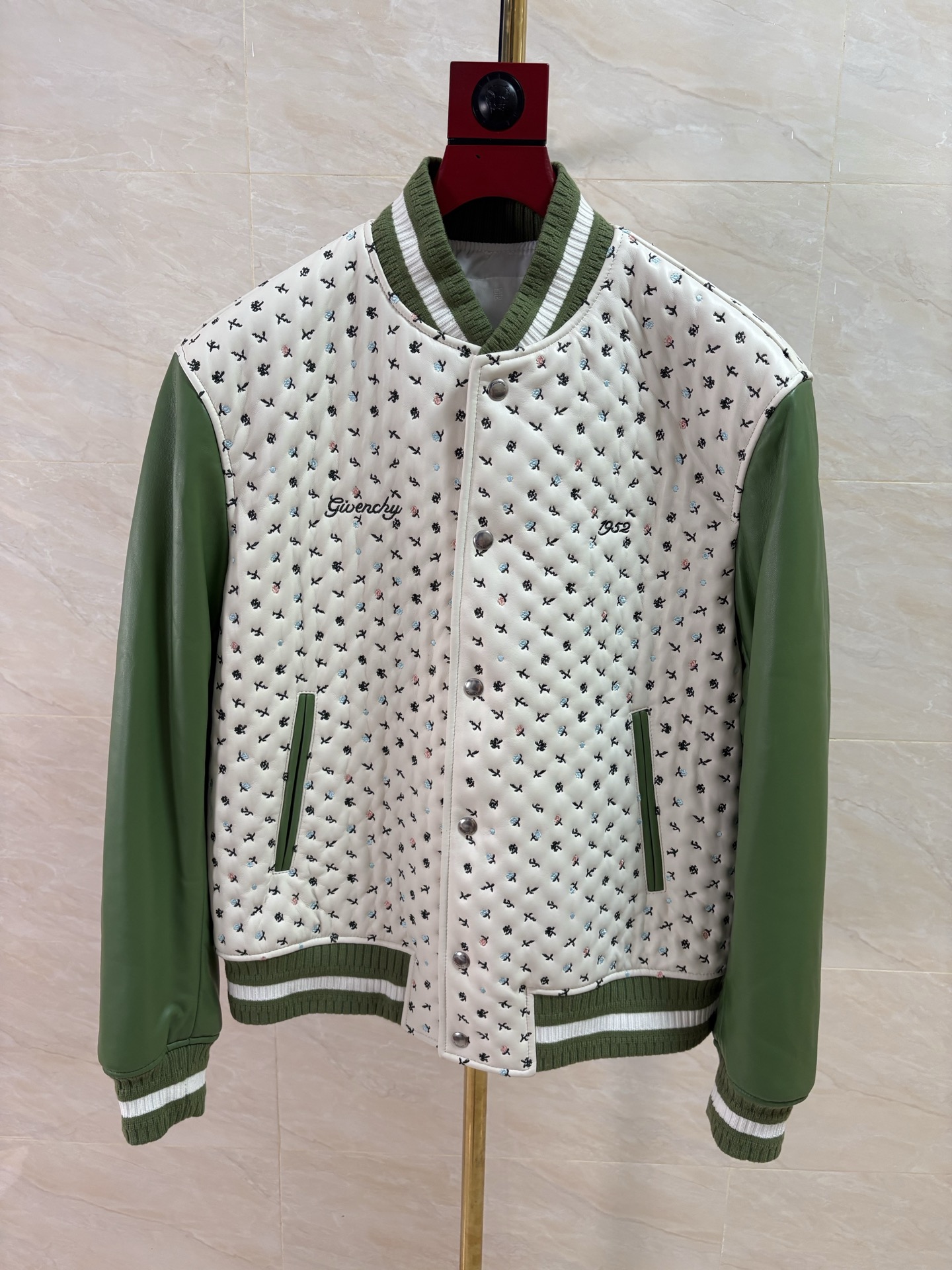 NO:950340,2026 counter genuine products are imported simultaneously with heavy embroidery technology of sheepskin that ordinary small factories cannot do. Givenchy Hong Kong counter genuine products are simultaneously one-to-one replicas of trendy and unisex styles. Code number: 48-58. Coding:, Louis Vuitton-clothing, givenchy, louis vuitton, sheepskin,198609092026专柜正品同步进口羊皮重工刺绣工艺技术一般小厂做不了. 纪梵希香港专柜正品同步一比一复刻精仿潮流男女同款 码数48—58编码:,路易威登-服装,givenchy,louis vuitton,sheepskin,,Women's clothing