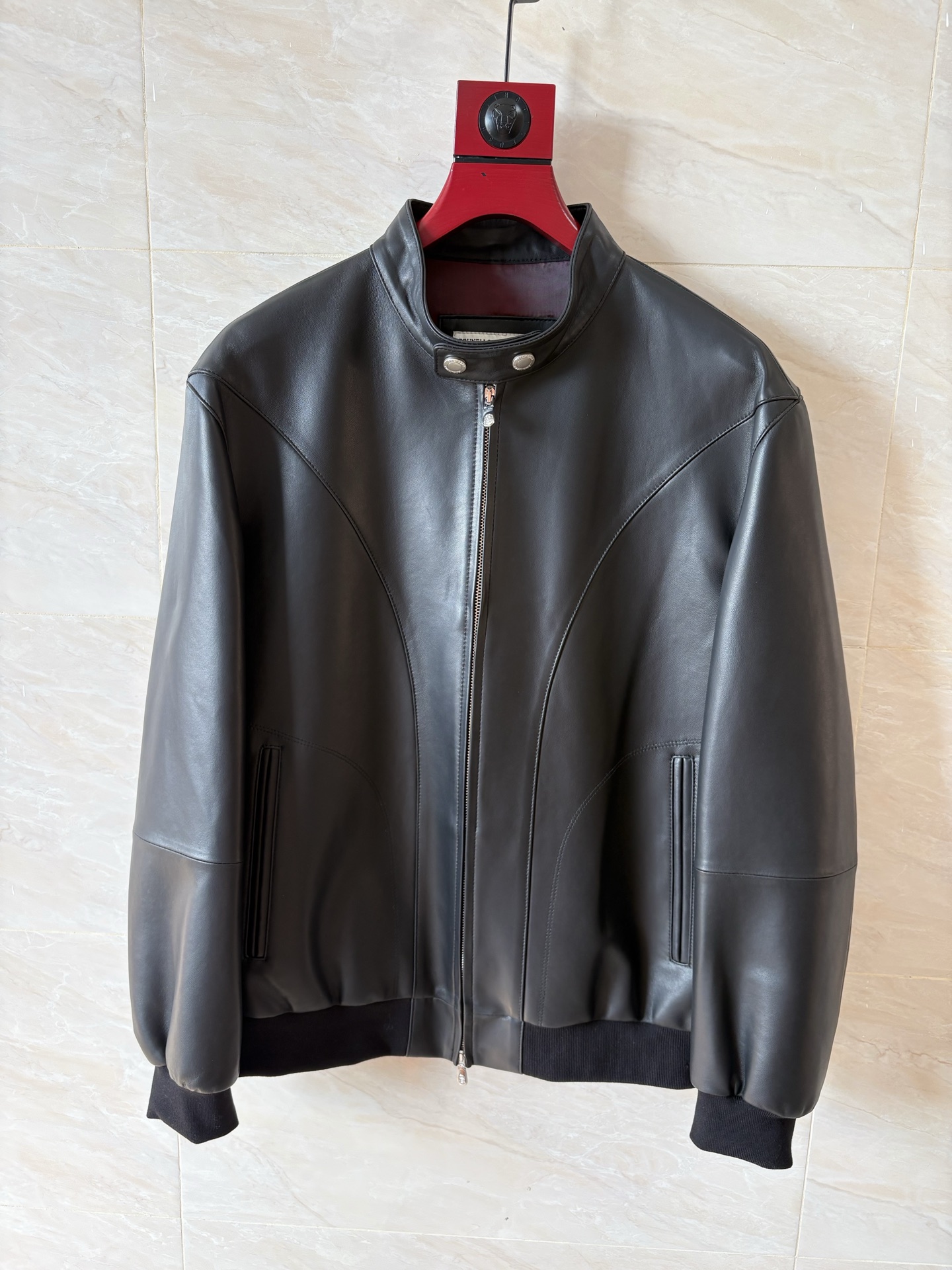 NO:950939,2026 counter new imported sheepskin versatile style BC hardware accessories version no pressure in and out of the counter code number 48-58 coding: men's clothing, sheepskin,198609092026专柜新款进口羊皮百搭款 BC五金辅料版型进出专柜无压力 码数48—58编码:,男装,sheepskin,,Women's clothing