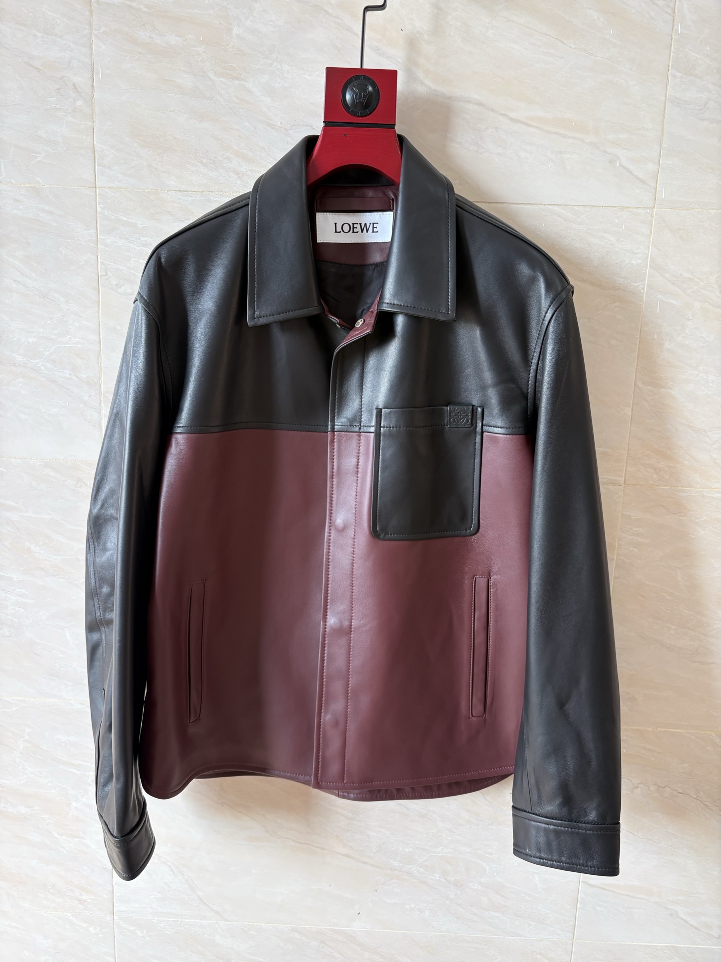 NO:950925,LOEWE  Loewe's 2026 autumn and winter new leather jacket, a new model of men's fashion. On the forefront of fashion, Loewe has always been synonymous with excellent quality and innovative design. In the autumn and winter of 2025, Loewe once again used extraordinary creativity to bring a unique sheepskin jacket to men, showing the unique charm of modern gentlemen. This jacket is selected from Australia  European sheepskin, with a deep color and rich charm, is like wearing the mysterious tranquility of the autumn forest on your body. The sheepskin texture is delicate and soft, and has excellent durability. As time goes by, it will increasingly show its unique luster and texture. The slip-shoulder version of the lapel is the finishing touch of this jacket. The lapel design is simple and neat, adding a bit of sophistication and sophistication.  Take it off; the slip-shoulder cut breaks the traditional constraints, weakens the shoulder lines, and creates a casual and relaxed feeling, which can be easily controlled regardless of body shape, perfectly interpreting the fashion attitude of modern men. The threaded design of the hem is not only practical, but also highlights the quality in the details. It is effectively windproof and warm, ensuring that it can stay warm and comfortable in cold weather; at the same time  At the same time, the elasticity of the thread makes it more comfortable to wear and the movement is unrestricted. The Loewe brand LOGO patched under the back collar is a low-key and luxurious status symbol. The exquisite craftsmanship and delicate materials complement each other, inadvertently revealing the brand's profound heritage and high-end quality. Only those who know the industry can understand the taste and style at a glance.  . Code number 48——58 code, Loewe-clothing, loewe, loewe, jackets & coats, leather jacket, sheepskin,19860909LOEWE 罗意威2026秋冬新款皮衣,男士时尚新典范在时尚的前沿舞台,罗意威一直是卓越品质与创新设计的代名词.2025年秋冬,罗意威再次以非凡创意,为男士们带来了一款别具一格的羊皮夹克,尽显现代绅士的独特魅力.这款夹克精选澳洲羊皮,色泽深沉而富有韵味,宛如将秋日森林的神秘静谧穿在身上.羊皮质感细腻柔软,兼具卓越的耐用性,随着时间的推移,会愈发彰显出独有的光泽与质感.翻领溜肩版型是这件夹克的点睛之笔,翻领设计简洁利落,增添了几分干练与洒脱；溜肩剪裁打破传统束缚,弱化肩部线条,营造出随性自在的松弛感,无论何种身形都能轻松驾驭,完美诠释现代男士的时尚态度.下摆的螺纹设计不仅实用,更在细节处彰显品质.它有效防风保暖,确保在寒冷天气中也能保持温暖舒适；同时,螺纹的弹性让穿着更加自在,活动不受限制.后衣领下方的罗意威品牌LOGO贴皮,是低调而奢华的身份象征.精致的工艺与细腻的材质相得益彰,不经意间流露出品牌的深厚底蕴与高端品质,只有懂行的人才能一眼洞悉其中的品味与格调 . 码数48———58编码,罗意威-服装,loewe,loewe,jackets & coats,leather jacket,sheepskin,,Women's clothing