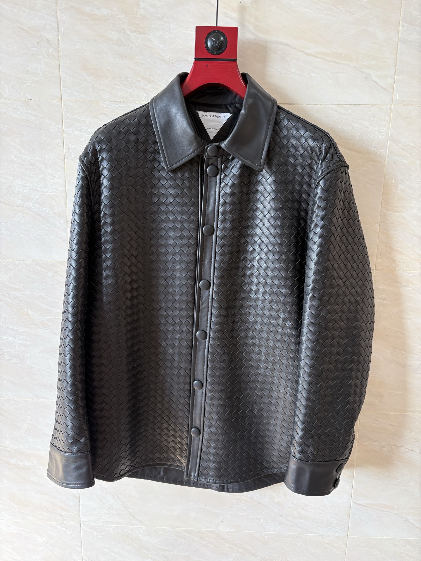 NO:950976,2026 Hong Kong counter genuine handmade lambskin woven leather jackets, BV's large-scale hardware washing and selling are all reproduced one to one. The entire piece is hand-knitted, time-consuming is inevitable, and time and space will test the craftsmanship skills. The threads are also made of sheepskin threads, and the matching with the clothes themselves also improves the texture of the clothes. This style is very time-consuming, so it can only be sold in limited quantities. The customization time is one week, buy it and cherish it. Hot style recommendation.  Code number 48-58 coding: Bottega Veneta-clothing,bottega veneta,bottega veneta,leather jacket,sheepskin,198609092026香港专柜正品同步纯手工小羊皮编制皮衣,BV家大货五金洗卖都是一比一复刻,整件裁片均采用手工编织工艺,耗时是必然的,空时考验工艺技能.螺纹同样采用羊皮螺纹,搭配衣服本身同样提升衣服质感.此款,非常耗时,所以只能采用限制量销售,定制时间一个星期且买且珍惜.爆款推荐. 码数48—58编码:,葆蝶家-服装,bottega veneta,bottega veneta,leather jacket,sheepskin,,Women's clothing