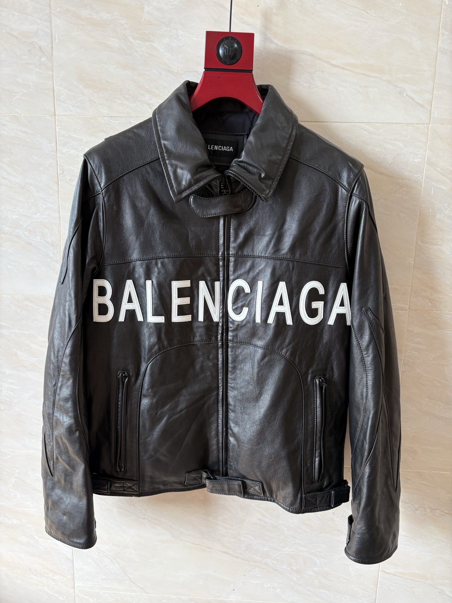 NO:950998,The classic fashion and trend counters have synchronized genuine products, the same popular styles recommended by celebrities, the same styles for men and women with cotton to keep warm. Balenciaga catwalk models imported sheepskin with heavy embroidery craftsmanship code number 46-58 coding: Balenciaga-clothing, balenciaga, sheepskin,19860909经典时尚潮流专柜正品同步,明星同款爆款推荐,男女同款加棉保暖极强. 巴黎世家走秀款进口羊皮重工刺绣工艺 码数46——58编码:,巴黎世家-服装,balenciaga,sheepskin,,Women's clothing