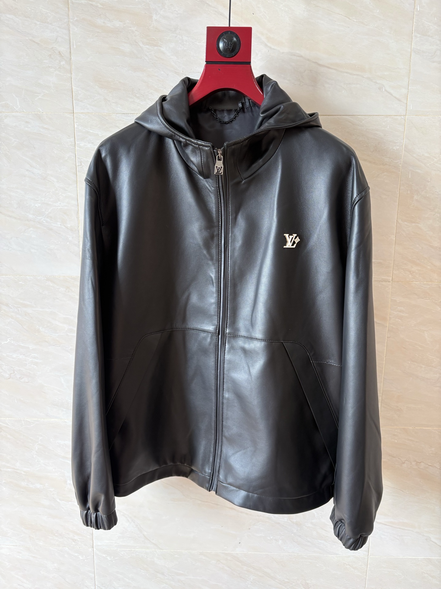 NO:950951,2026 autumn and winter new hat jackets and imported Turkish sheepskin jackets are recommended for casual fashion. Donkey brand Macau Galaxy counter authentic and simultaneous one-to-one replica code number 48-58 code:, Louis Vuitton-clothing, louis vuitton, louis vuitton, jackets & coats, sheepskin, hats,198609092026秋冬新品帽款外套、进口土耳其羊皮外套休闲时尚爆款推荐. 驴牌澳门银河专柜正品同步一比一复刻 码数48——58编码:,路易威登-服装,louis vuitton,louis vuitton,jackets & coats,sheepskin,hats,,Women's clothing