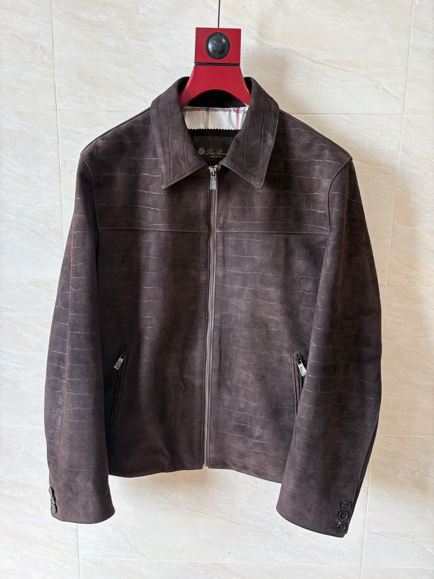 NO:950903,Autumn and winter new products, crocodile embossed casual coffee-colored jackets are recommended. LP’s counter is authentic and high-end, imported suede. Code number: 48-58. Coding:, men’s clothing, loro piana, jackets & coats,19860909秋冬新品鳄鱼压纹休闲咖色外套爆款推荐 LP家专柜正品同步高端大气进口反绒皮 码数48—58编码:,男装,loro piana,jackets & coats,,Women's clothing