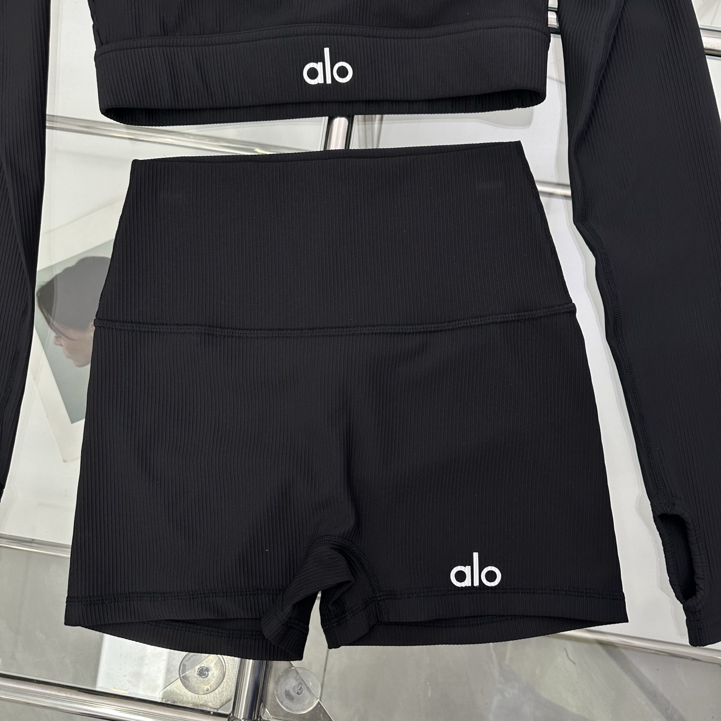 “Hard-Core Women’s Yoga Suit Set: P610 Original, Black & White, S M L Sizes” - 图片 3