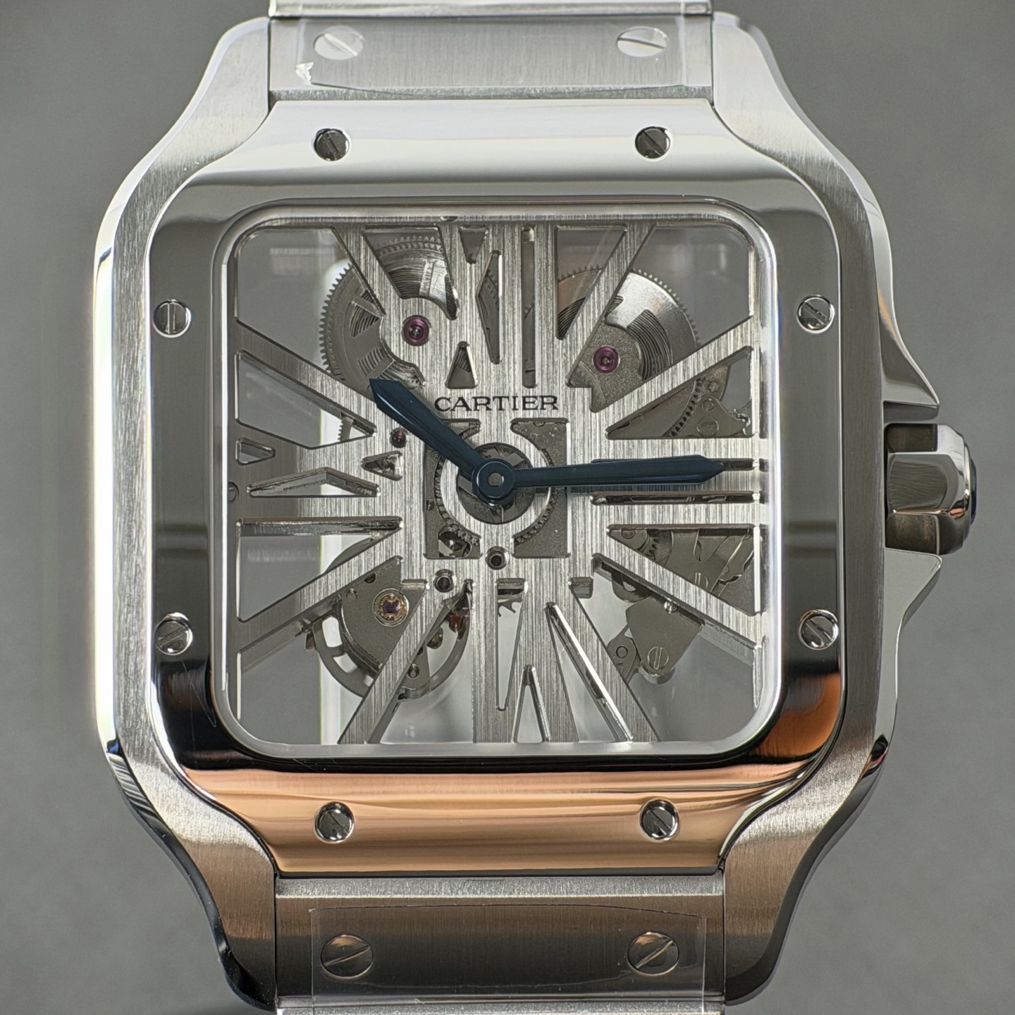 NO:944352,RICH (RF) Santos Skeleton Series V2 Version 1. First of all, this steel band, screws and watch sections are all original, and there are no gaps after installation. I will post a general video later. 2. All the screws on the watch case are the same as the original ones (including a Cartier anti-counterfeiting screw on the bottom cover, which needs to be independently molded). 3. Uses customized Caliber 9611 MC integrated movement. 4. The blue synthetic spinel on the crown is of Swiss original quality.  Exploding things don’t need to be explained, it’s all in the details!  Comments are welcome!  ,,cartier19860909RICH(RF)山度士镂空系列V2版 1.首先是这条钢带,螺丝和表截通用原装,而且安装之后木有缝隙,稍后放上通用视频. 2.表壳所有的螺丝和原装通用(包括底盖有一颗卡地亚防伪螺丝是需要独立开模滴). 3.采用定制Calibre 9611 MC一体机芯. 4.表冠处蓝色合成尖晶石采用瑞士原厂品质. 炸裂的东西不需要解释,一切都在细节里面！欢迎表友提意见！,,cartier,Watch