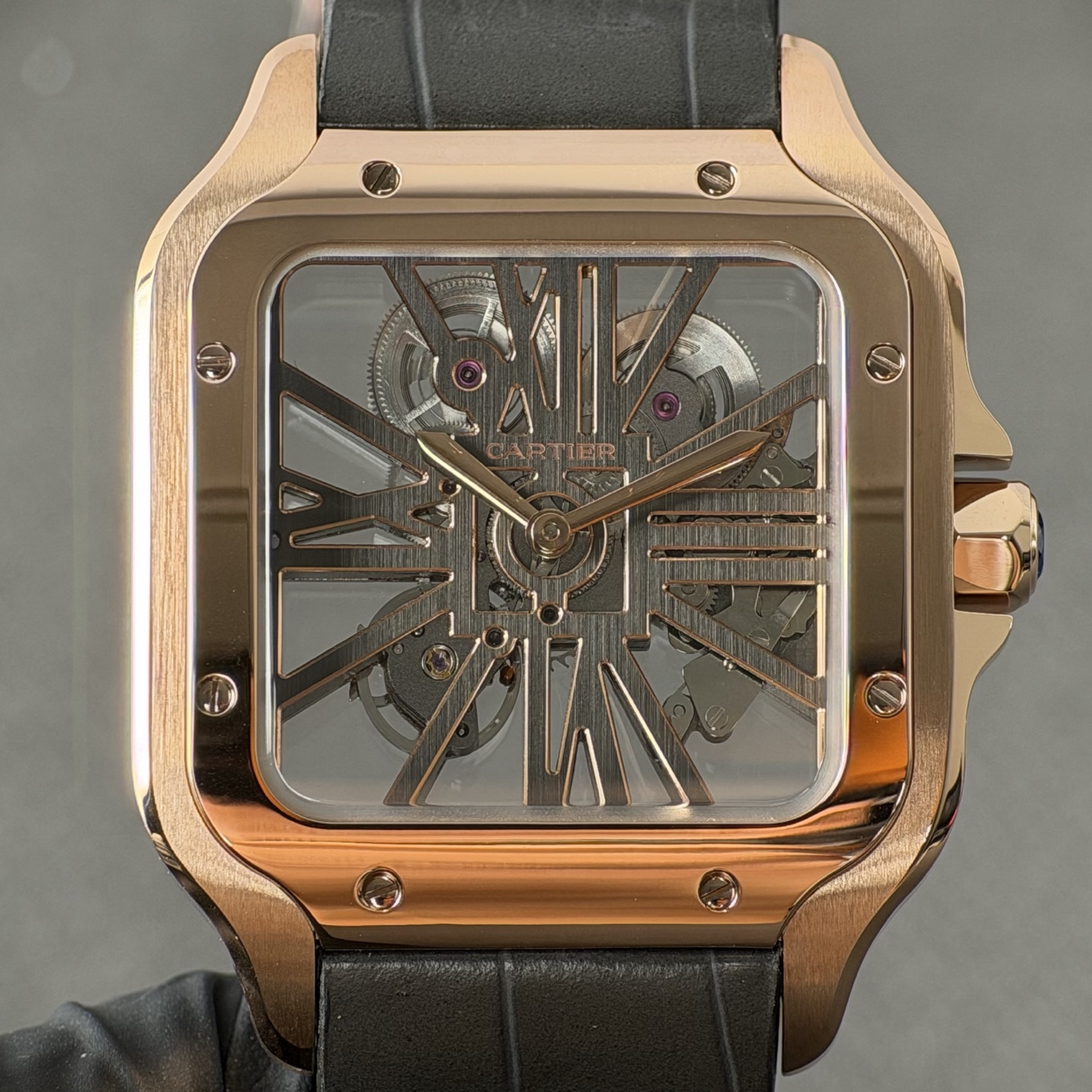 NO:944358,RICH (RF) Santos Skeleton Series V2 Version 1. First of all, this steel band, screws and watch sections are all original, and there are no gaps after installation. I will post a general video later. 2. All the screws on the watch case are the same as the original ones (including a Cartier anti-counterfeiting screw on the bottom cover, which needs to be independently molded). 3. Uses customized Caliber 9611 MC integrated movement. 4. The blue synthetic spinel on the crown is of Swiss original quality.  Exploding things don’t need to be explained, it’s all in the details!  Comments are welcome!  ,,cartier19860909RICH(RF)山度士镂空系列V2版 1.首先是这条钢带,螺丝和表截通用原装,而且安装之后木有缝隙,稍后放上通用视频. 2.表壳所有的螺丝和原装通用(包括底盖有一颗卡地亚防伪螺丝是需要独立开模滴). 3.采用定制Calibre 9611 MC一体机芯. 4.表冠处蓝色合成尖晶石采用瑞士原厂品质. 炸裂的东西不需要解释,一切都在细节里面！欢迎表友提意见！,,cartier,Watch