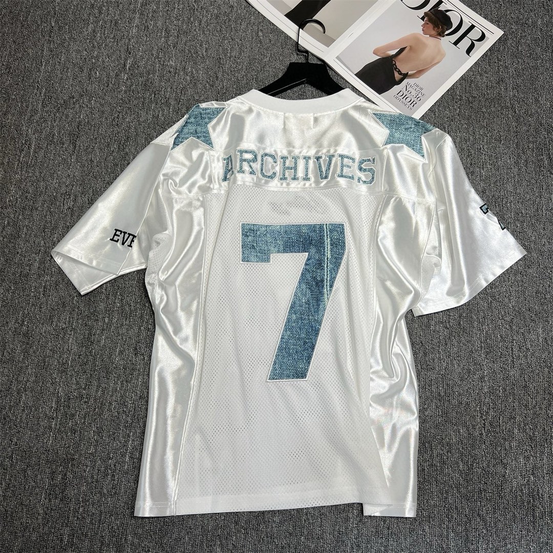 💰110
小众品牌Archives球衣
款号：24673107056
颜色：白色
尺码：均码
F胸围148衣长72肩宽55袖长25