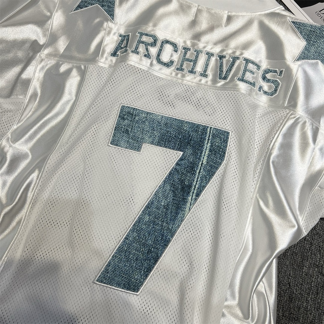 💰110
小众品牌Archives球衣
款号：24673107056
颜色：白色
尺码：均码
F胸围148衣长72肩宽55袖长25