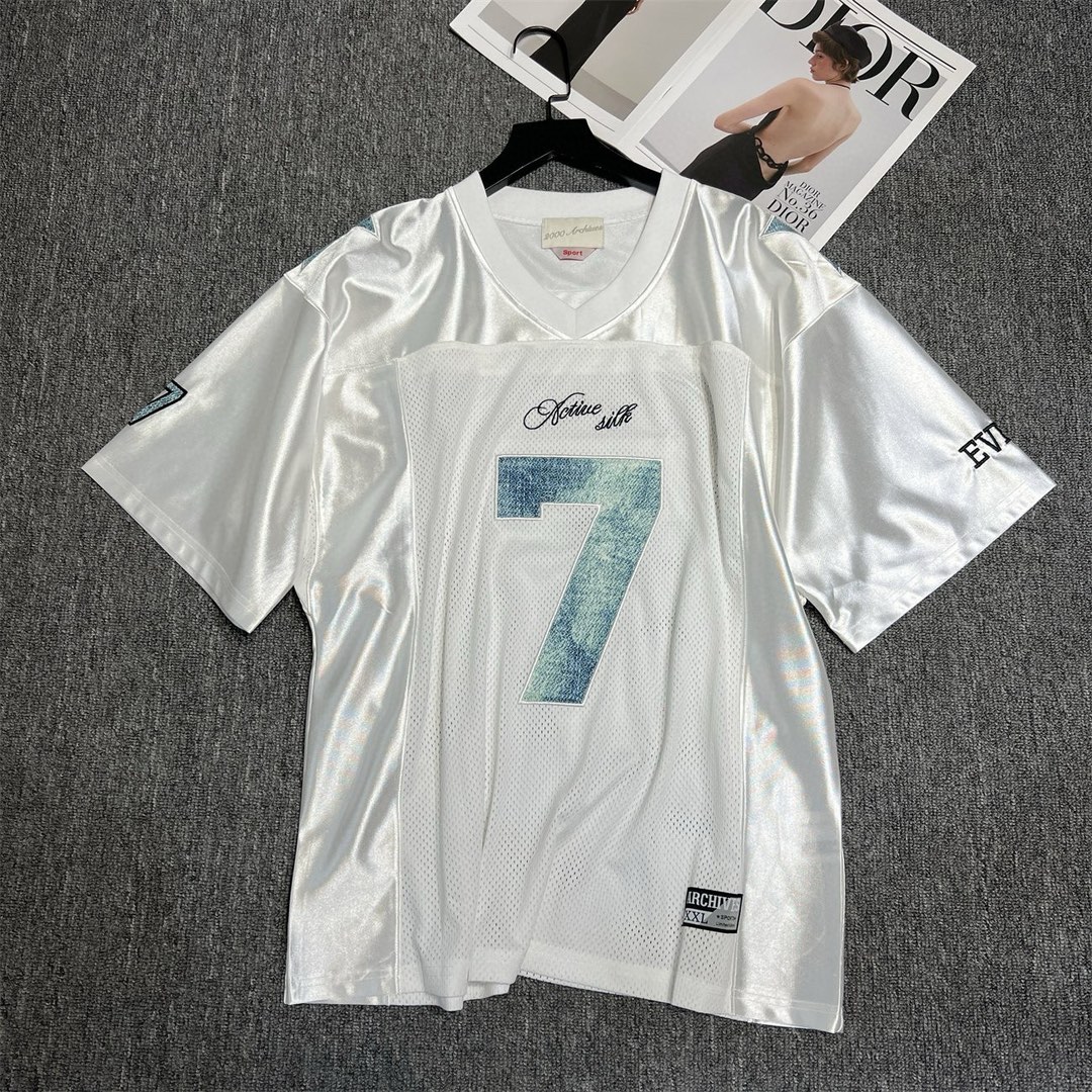 💰110
小众品牌Archives球衣
款号：24673107056
颜色：白色
尺码：均码
F胸围148衣长72肩宽55袖长25