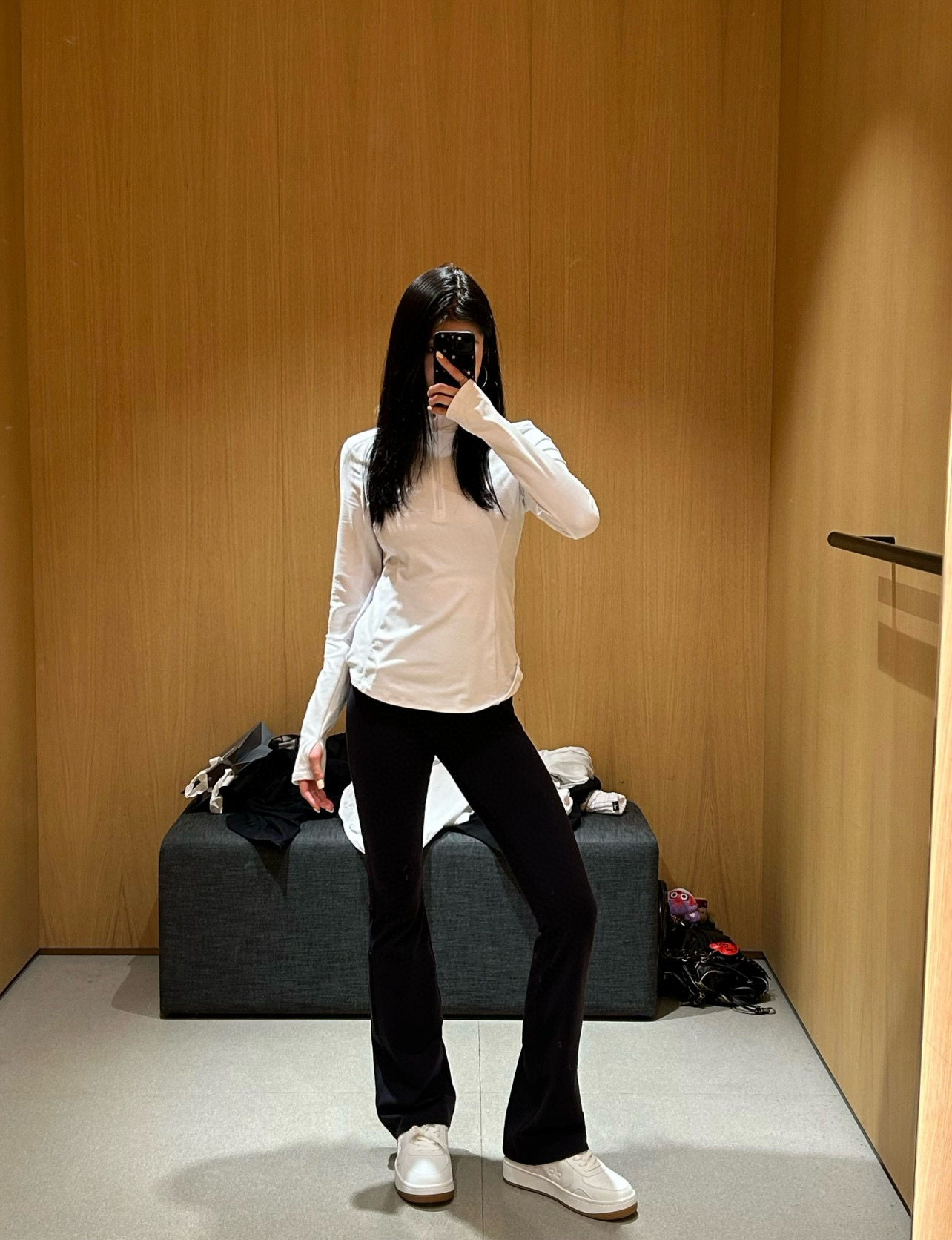 模特图 Alo的喇叭裤版型设计真的很贴心，小腿部分的喇叭设计不会过于夸张，不会压身高，对于小个子来说非常友好。而且因为喇叭口较小，即使裤子稍微长一点，穿上鞋子也不会像Lulu那样拖地。