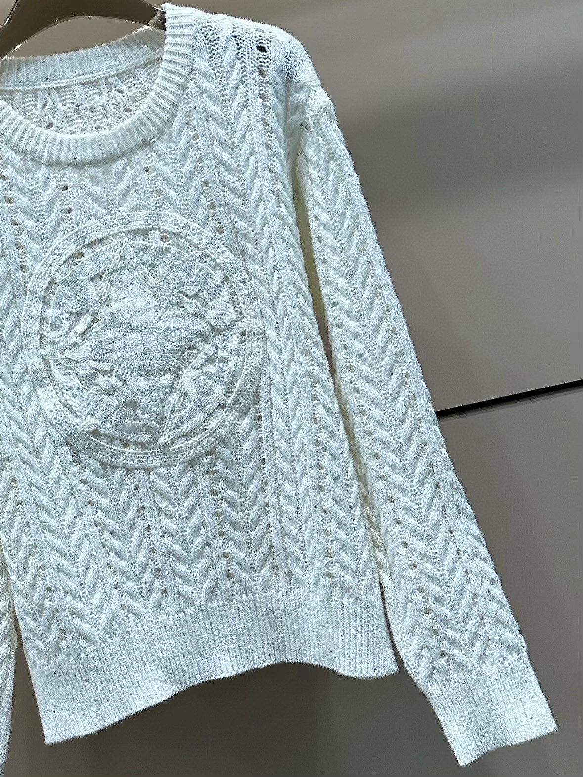 Suéter Louis Vuitton Bordado con Diseño de Trébol y Cuello Redondo 3 i1753273195418 2185 0 1