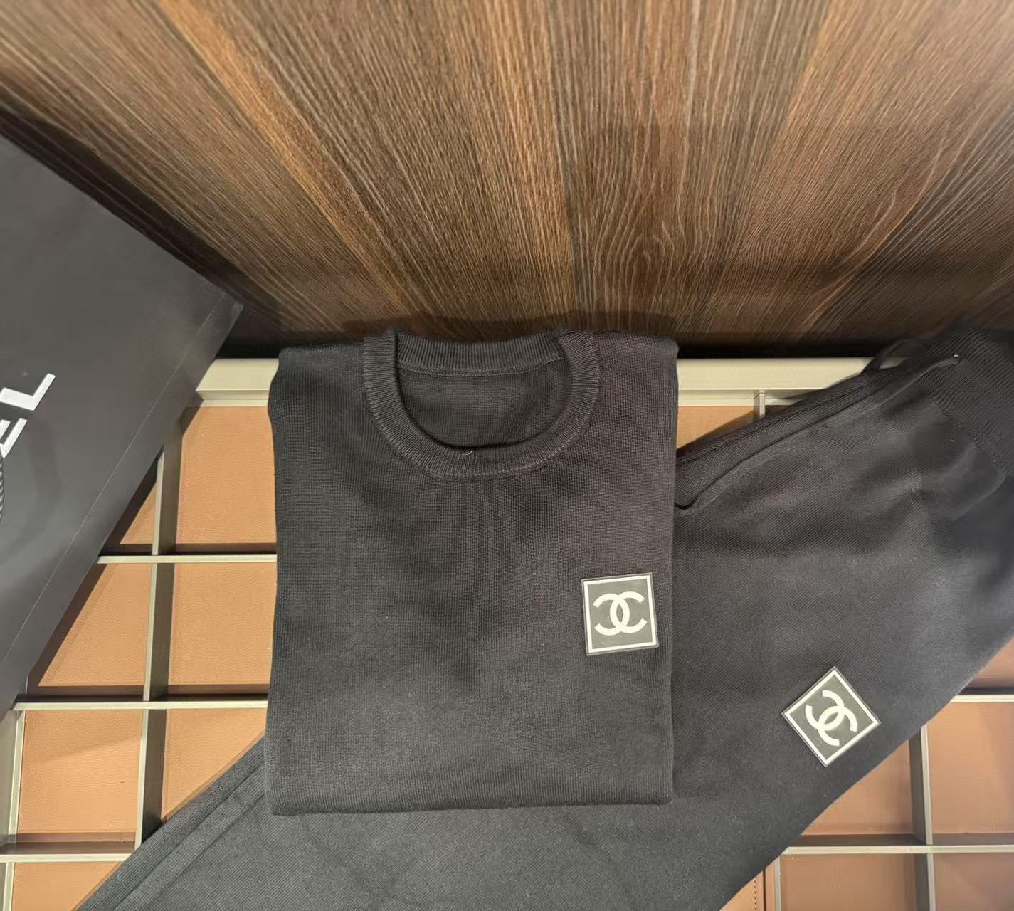 Elegante Conjunto de Punto Chanel: Suéter y Pantalón, Comodidad y Estilo 8 i1753327257326 2708 0 6