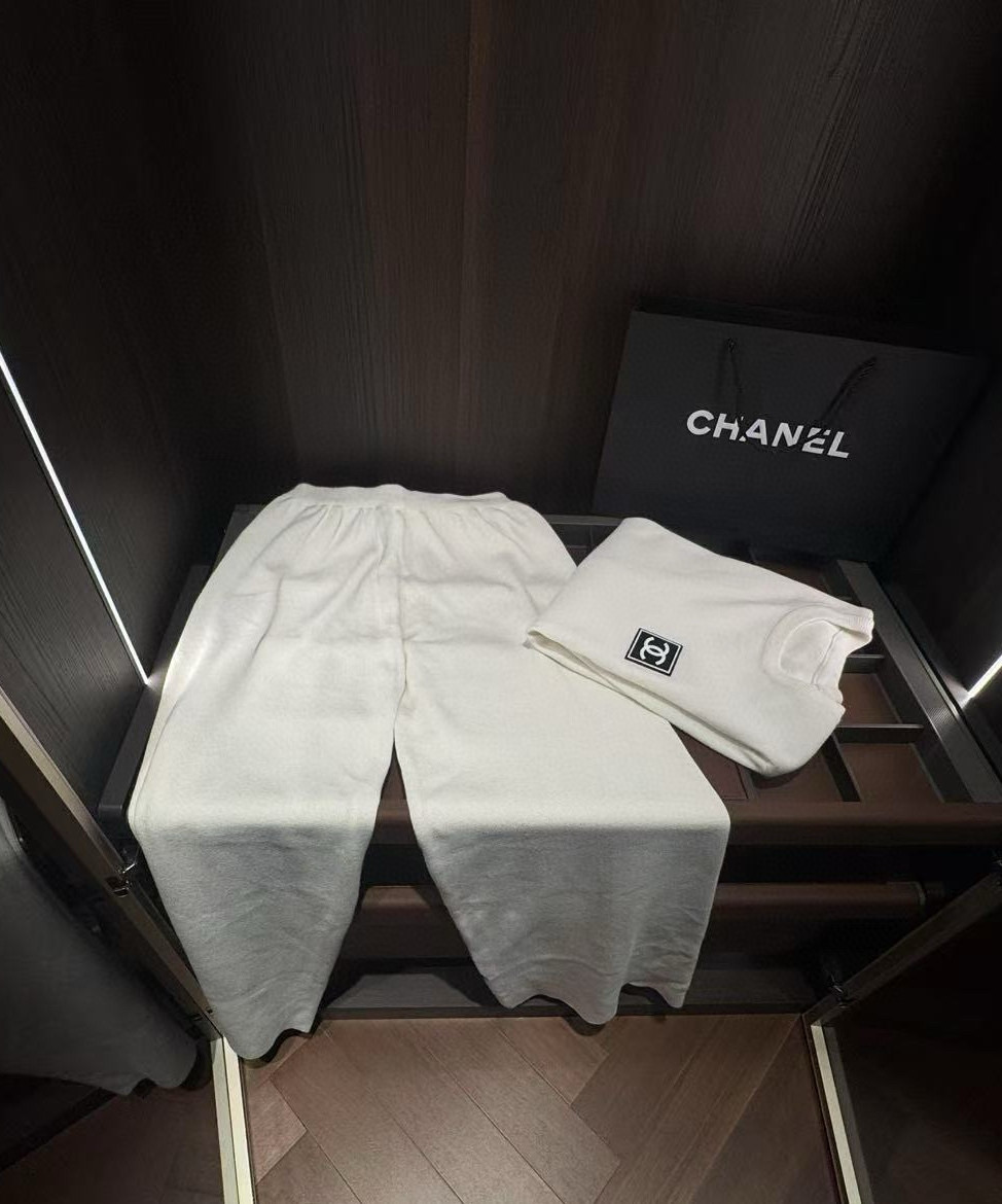 Elegante Conjunto de Punto Chanel: Suéter y Pantalón, Comodidad y Estilo 4 i1753327257328 9000 0 2