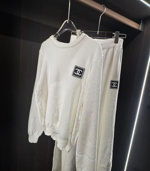 Elegante Conjunto de Punto Chanel: Suéter y Pantalón, Comodidad y Estilo 1 Elegante Conjunto de Punto Chanel: Suéter y Pantalón, Comodidad y Estilo