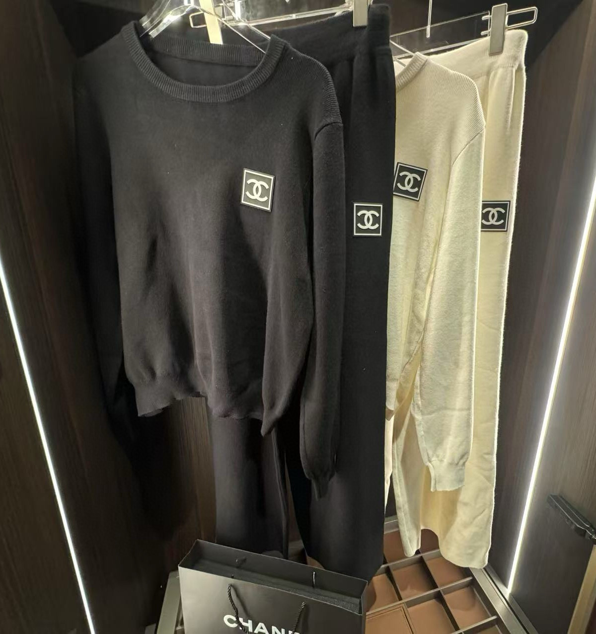 Elegante Conjunto de Punto Chanel: Suéter y Pantalón, Comodidad y Estilo 6 i1753327258653 3813 0 4