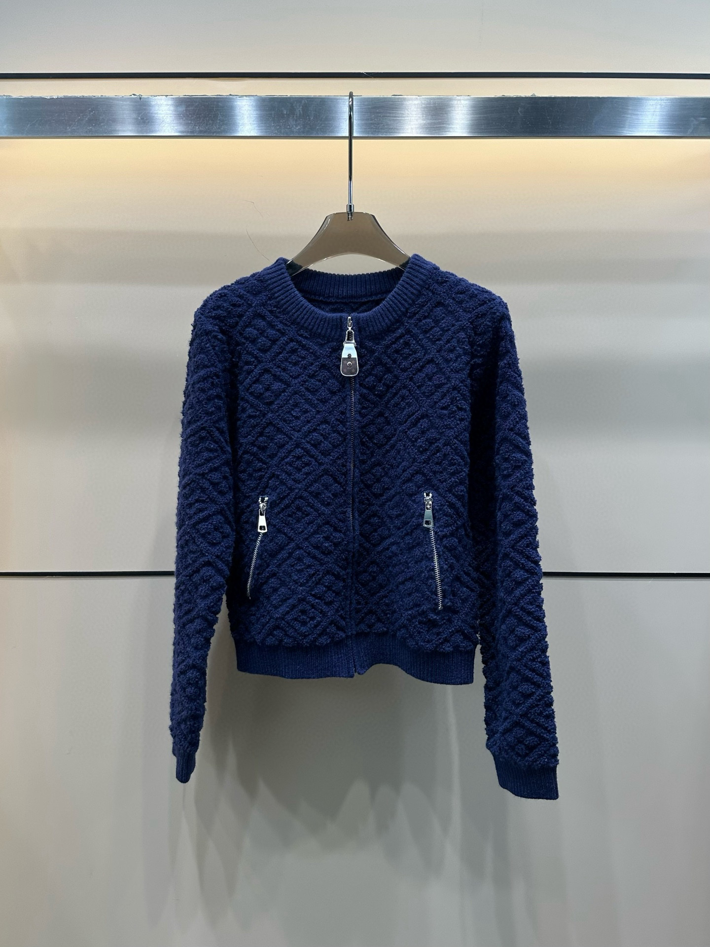 Louis Vuitton Conjunto de Chaqueta y Pantalones Cortos con Textura Jacquard 4 i1753355984412 8987 0 2