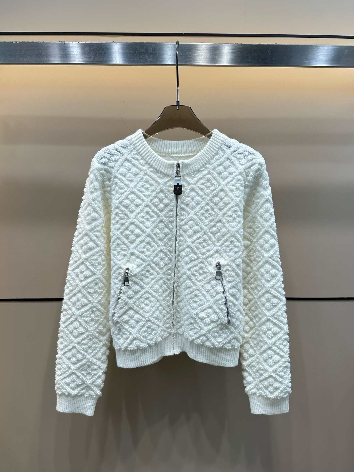 Louis Vuitton Conjunto de Chaqueta y Pantalones Cortos con Textura Jacquard 6 i1753355984688 766 0 4