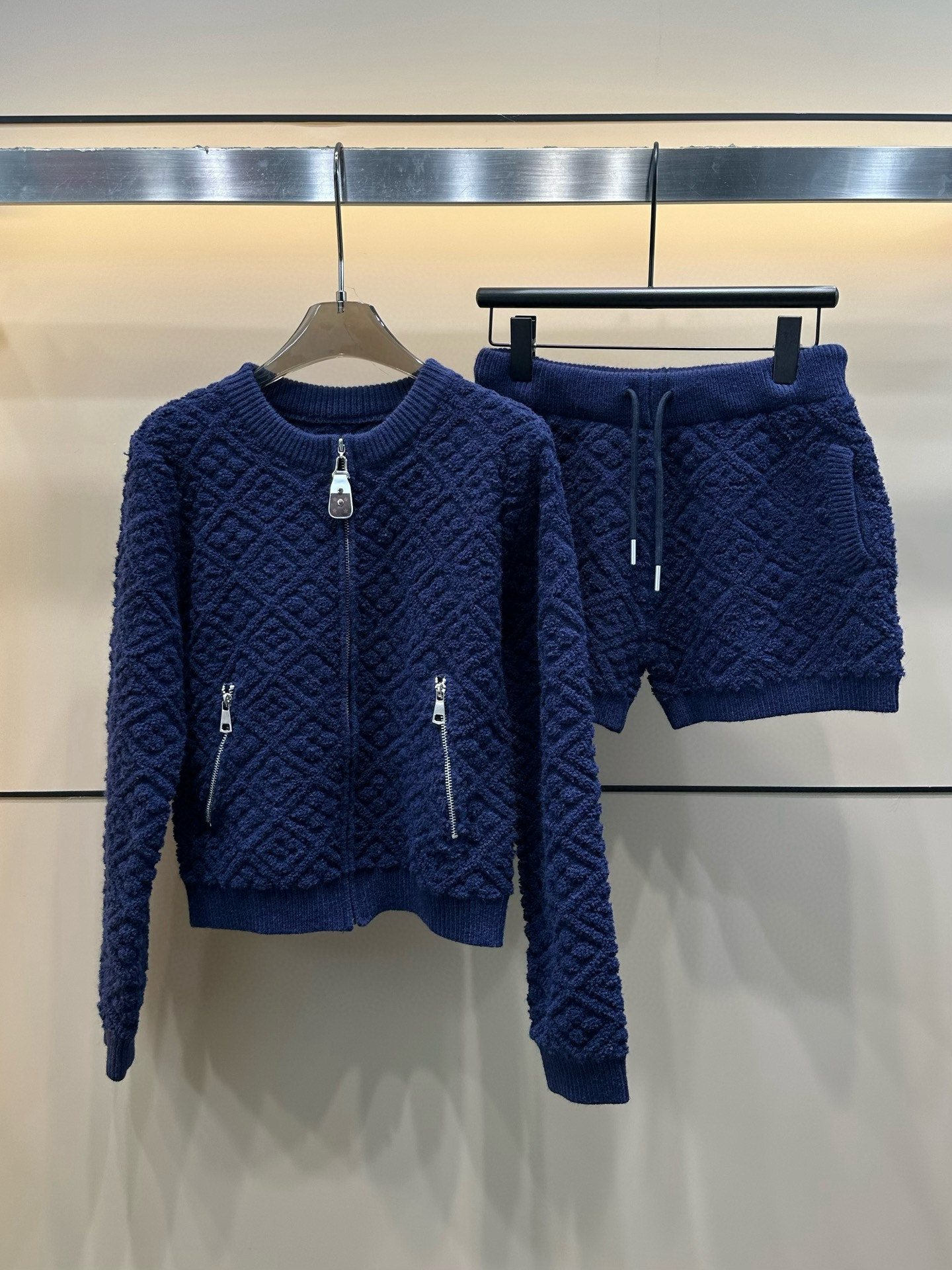 Louis Vuitton Conjunto de Chaqueta y Pantalones Cortos con Textura Jacquard 3 i1753355984785 6820 0 1