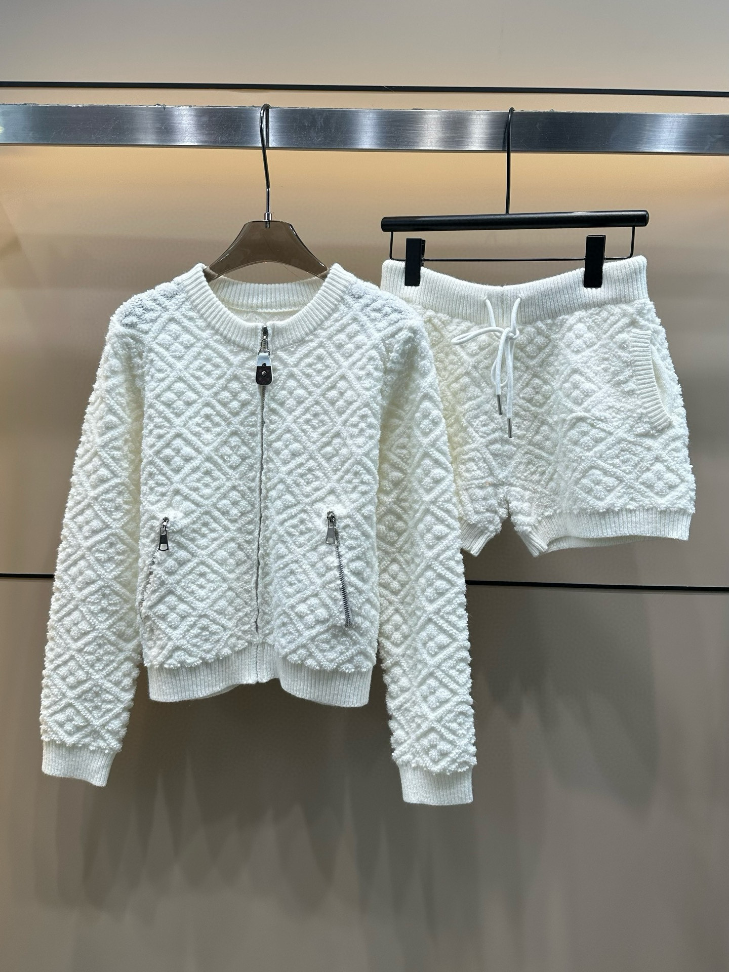 Louis Vuitton Conjunto de Chaqueta y Pantalones Cortos con Textura Jacquard 5 i1753355984807 2258 0 3
