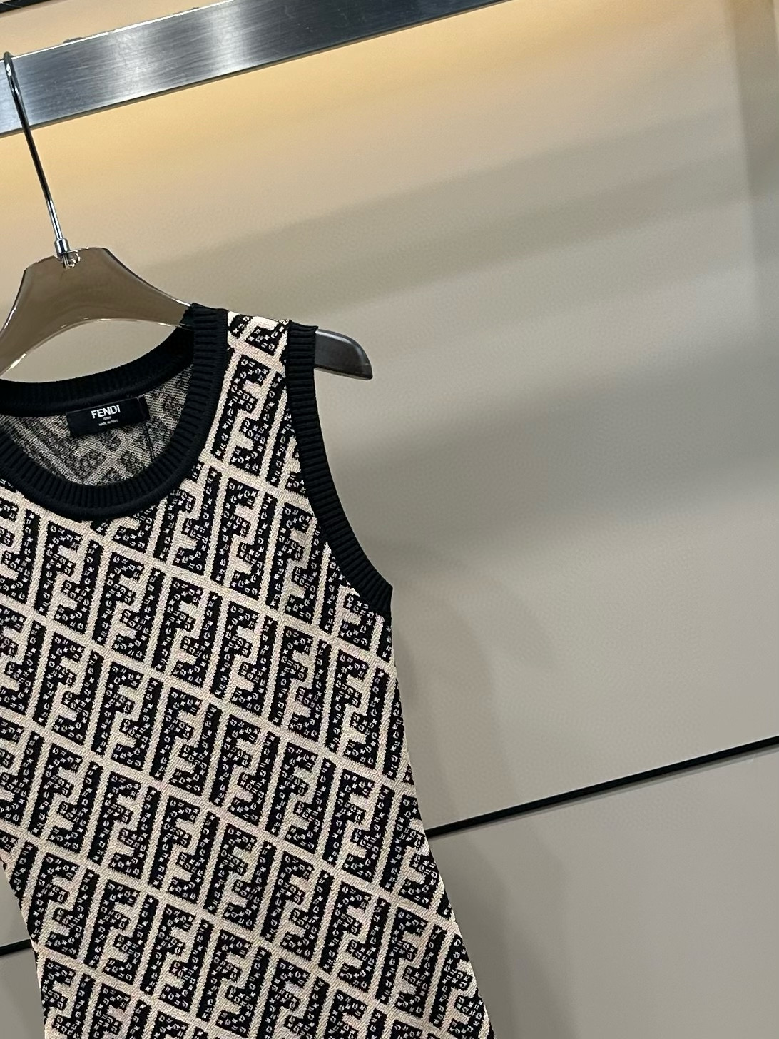 Fendi Vestido Mini Jacquard con Logo FF en Blanco y Negro 3 i1753356110252 3714 0 1
