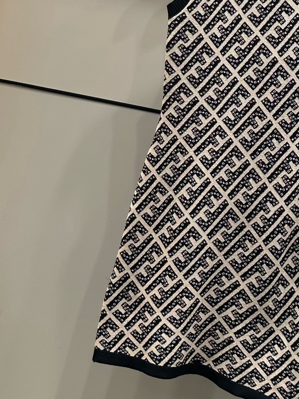 Fendi Vestido Mini Jacquard con Logo FF en Blanco y Negro 4 i1753356110391 264 0 2